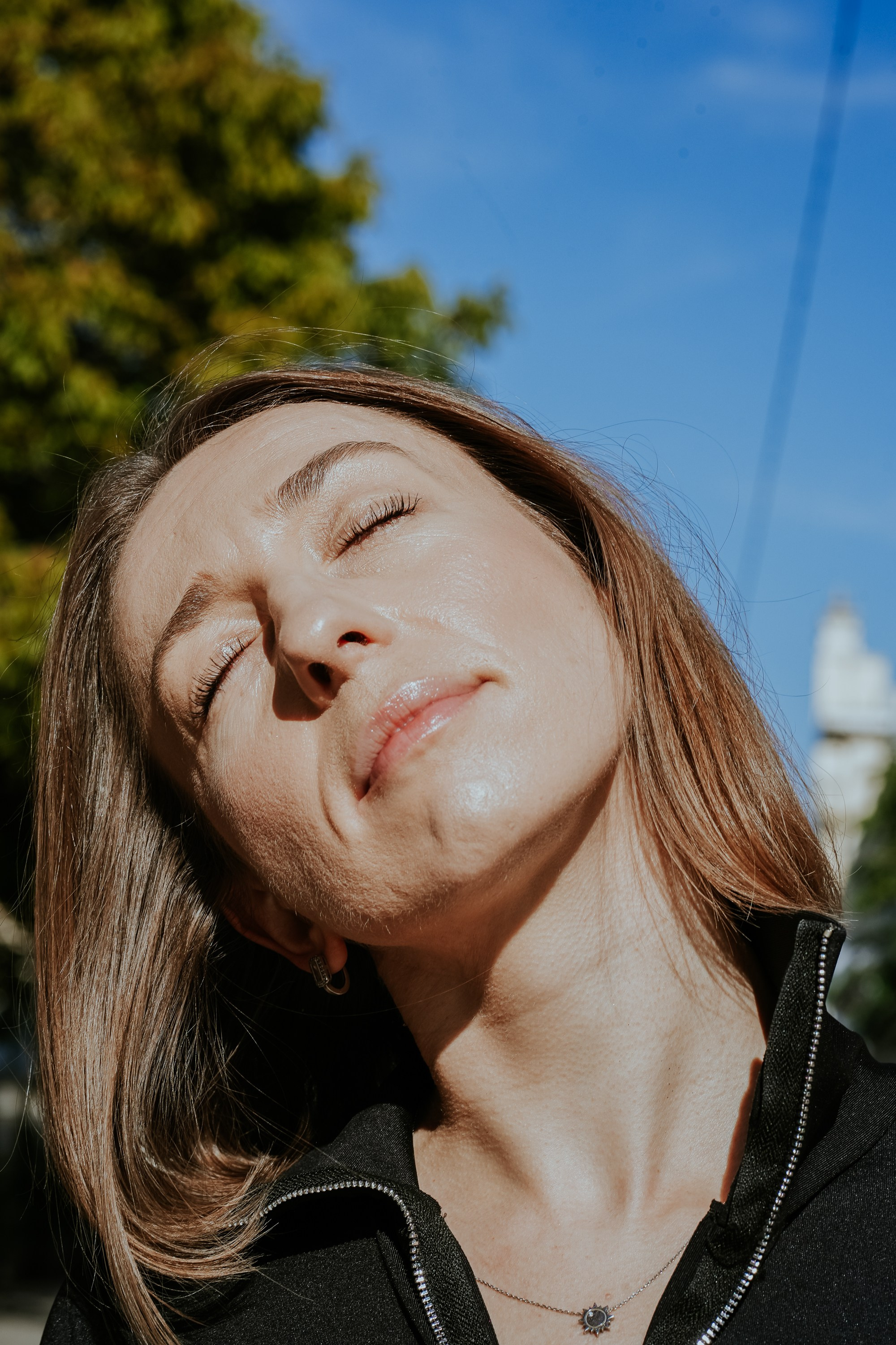 Sunt o Zeita — yoga on street. MARINABUGS