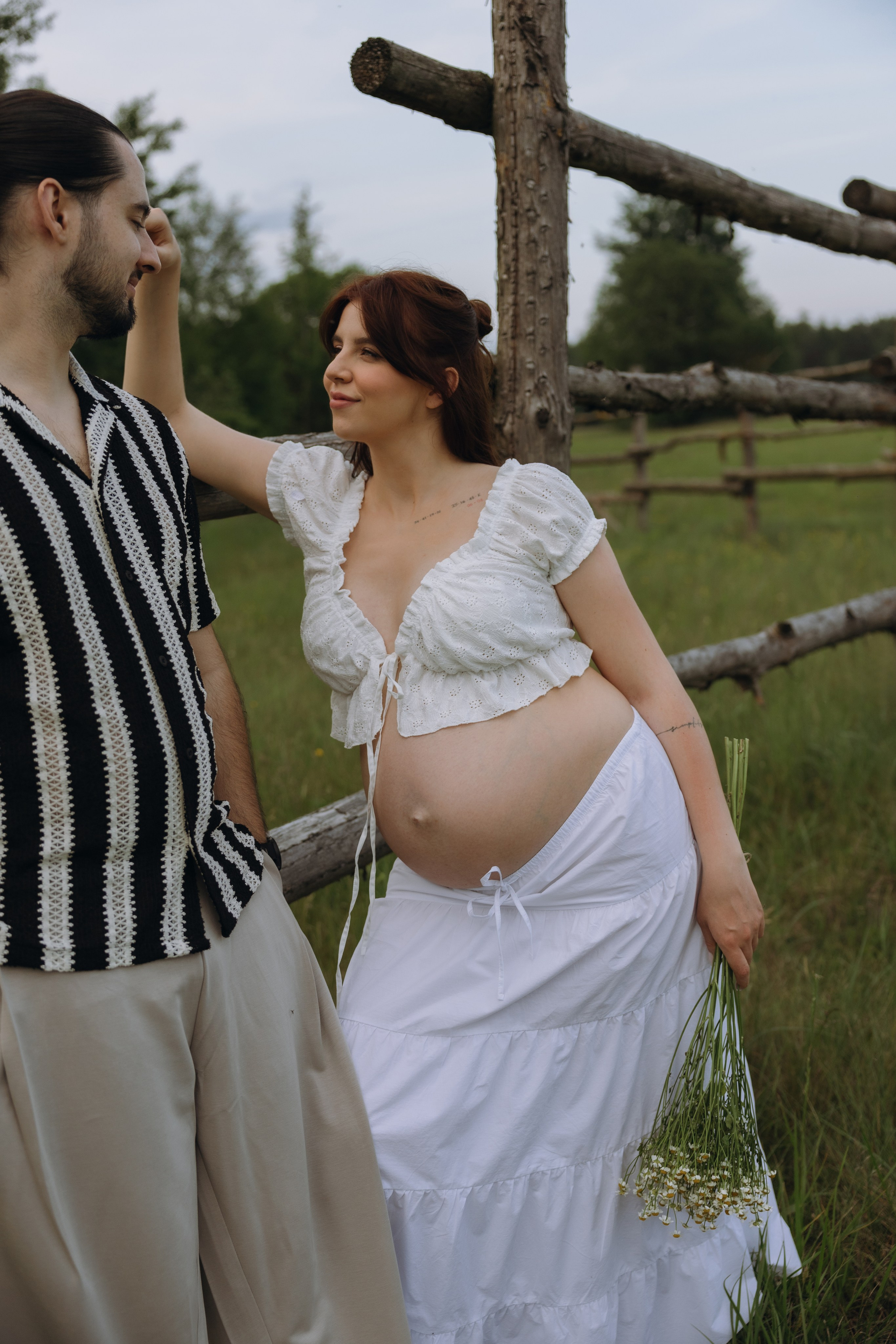 Lera & Maksim | laukimo fotosesija pievoje saulei besileidžiant. Vestuvių ir šeimų fotografė Lena Bondarenko / belove photo