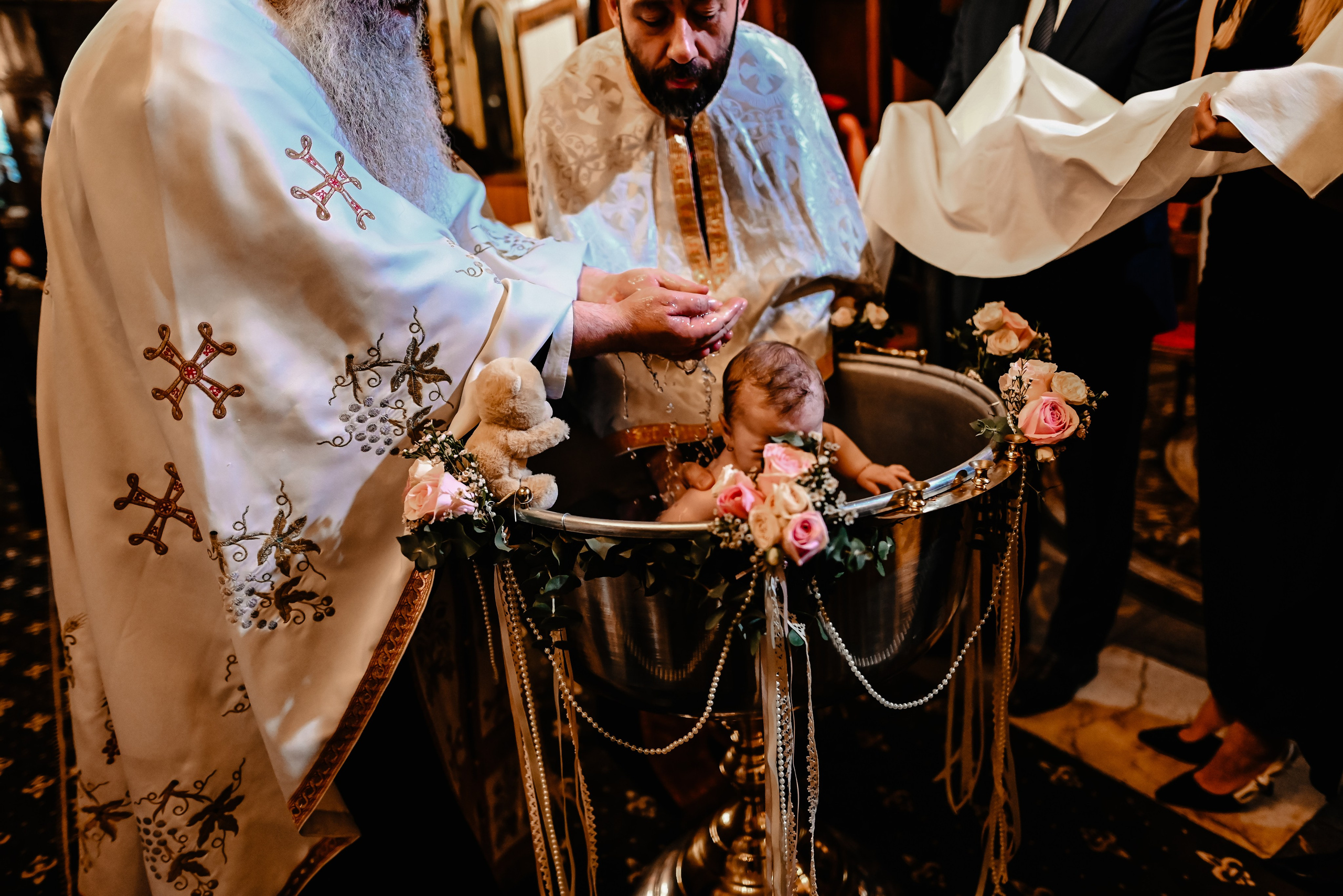 Momentul sfințirii copilului în biserică – foto botez Ana Maria Drăgan