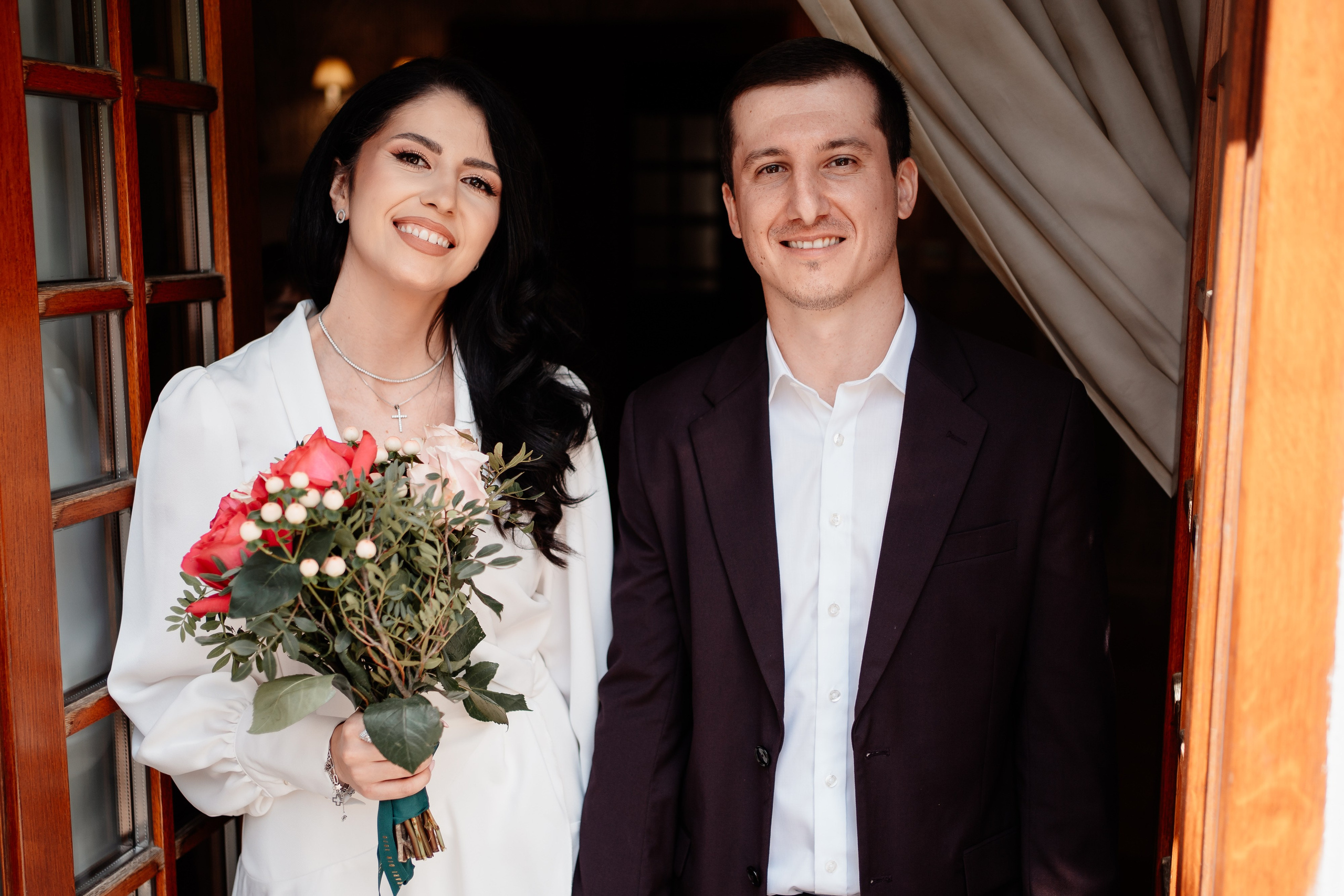 Miri fericiți în fața oficiului stării civile din Bucuresti, Sector 3, celebrând începutul unei noi vieți împreună. Fotografie de cununie civilă, capturând naturalețea și bucuria momentului special.