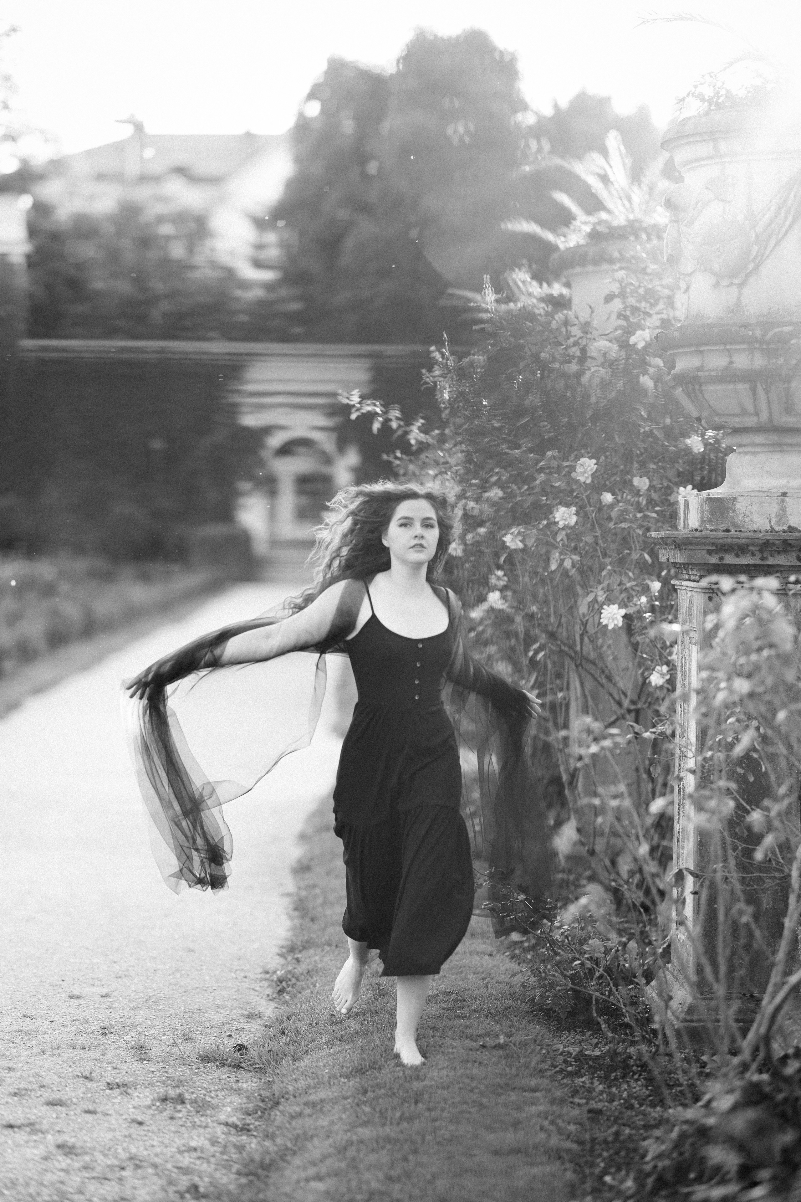 Romantisches Portrait einer Künstlerin in Mirabell Garten 