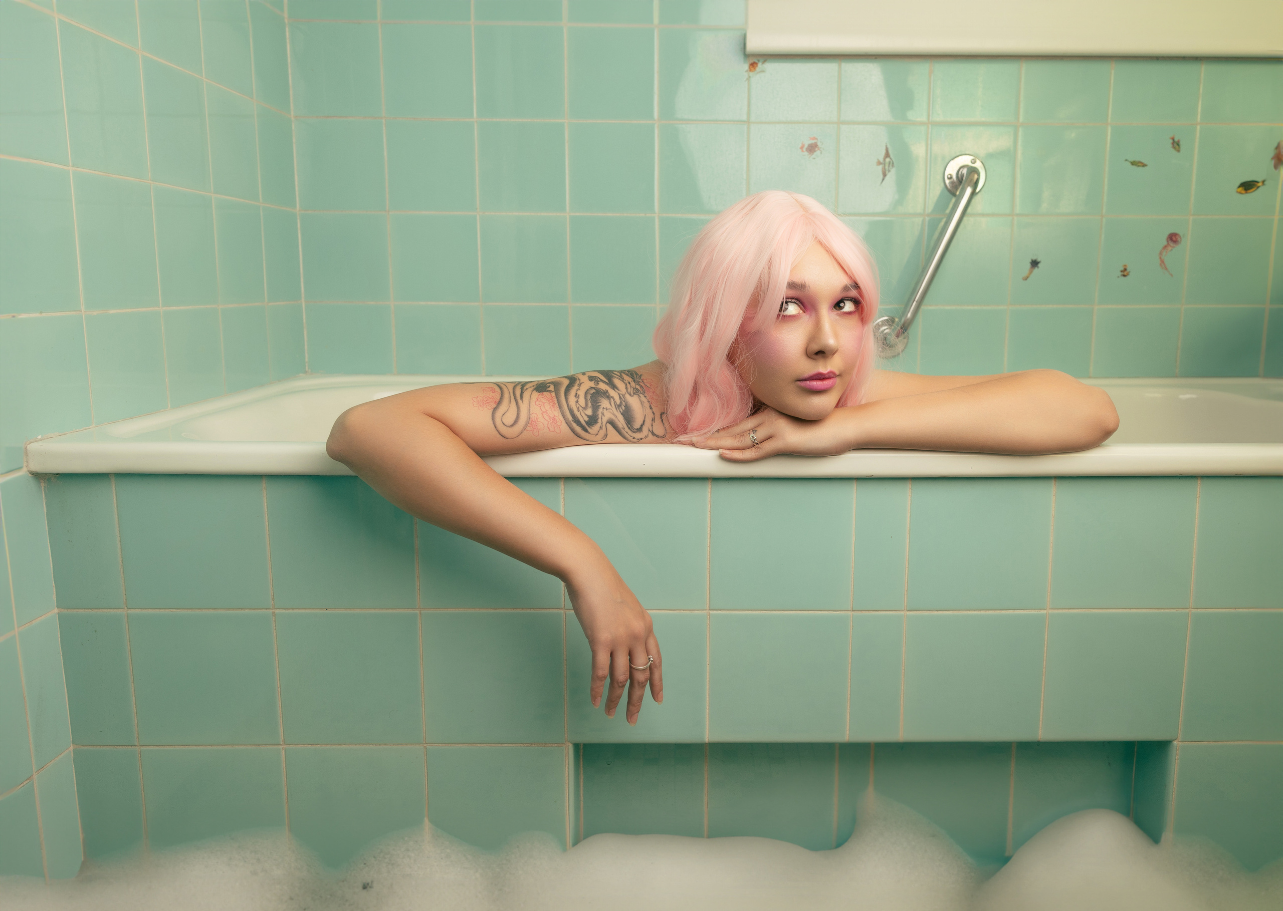 Kreatives Fotoshooting, Portraitfotograf  in Salzburg  - Frau mit rosafarbenem Haar im Bad 