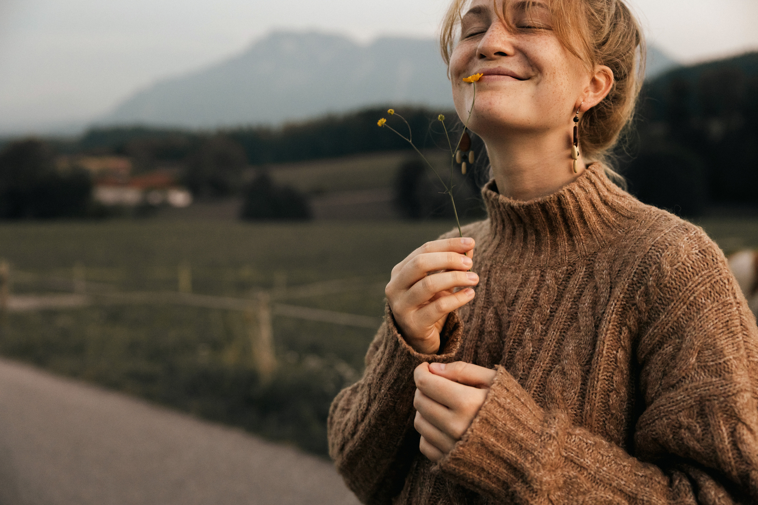 Outdoor Fotoshooting einer Musikerin - Frau in der Natur 