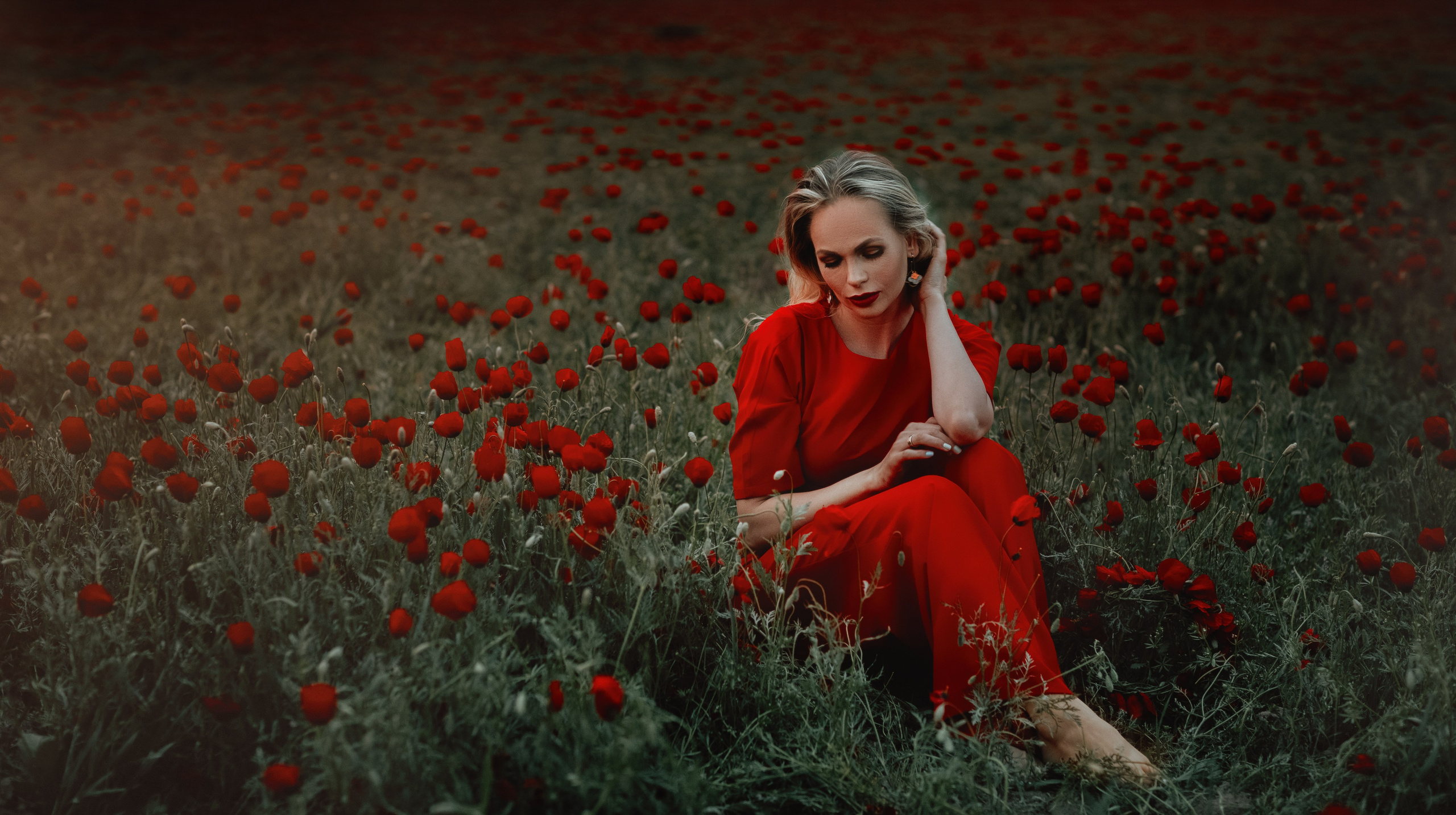 В маках. Валерия Вартанова. Фотограф