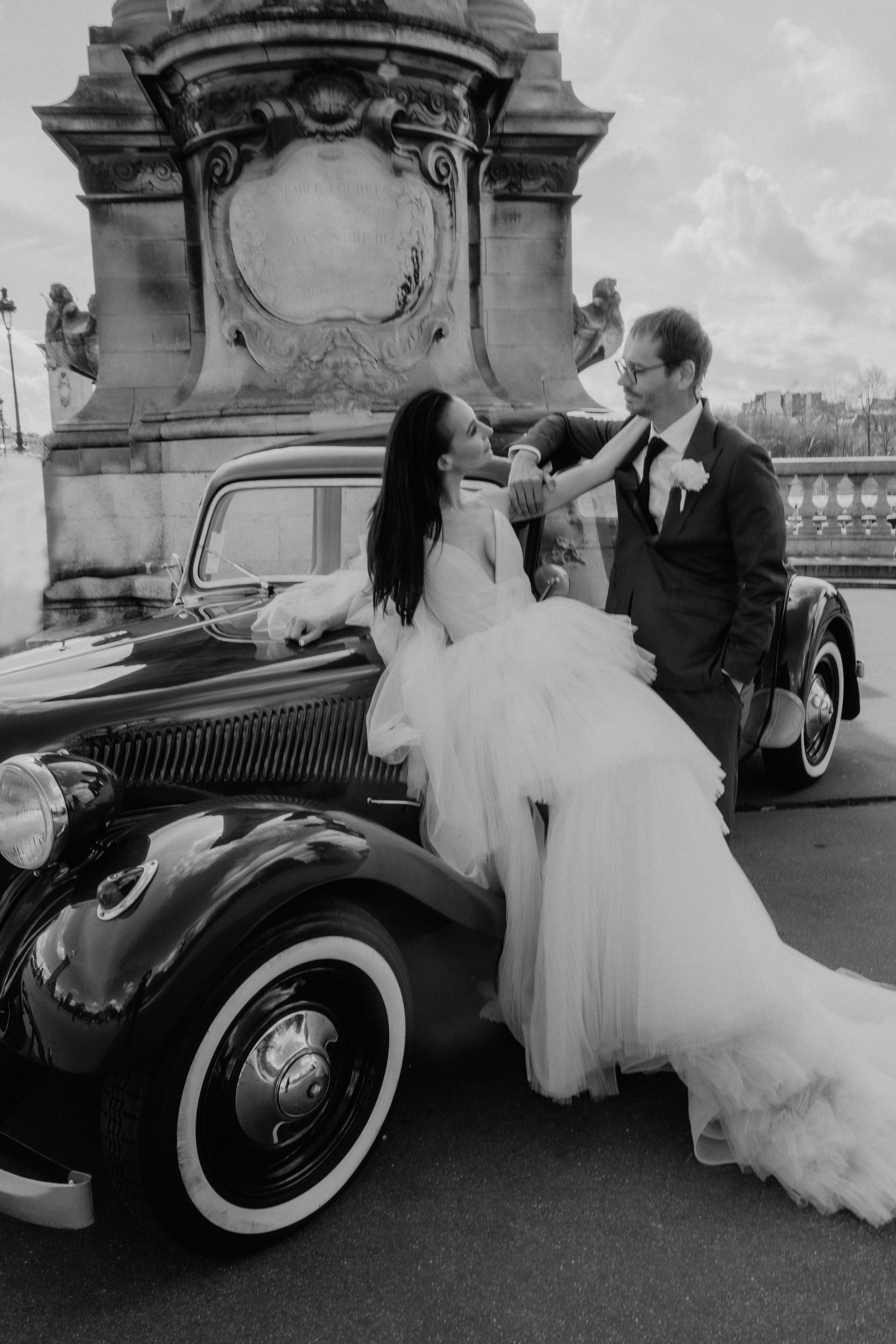Suzi & Alex | Paris Wedding with a Vintage Car. Paris Wedding Photographer