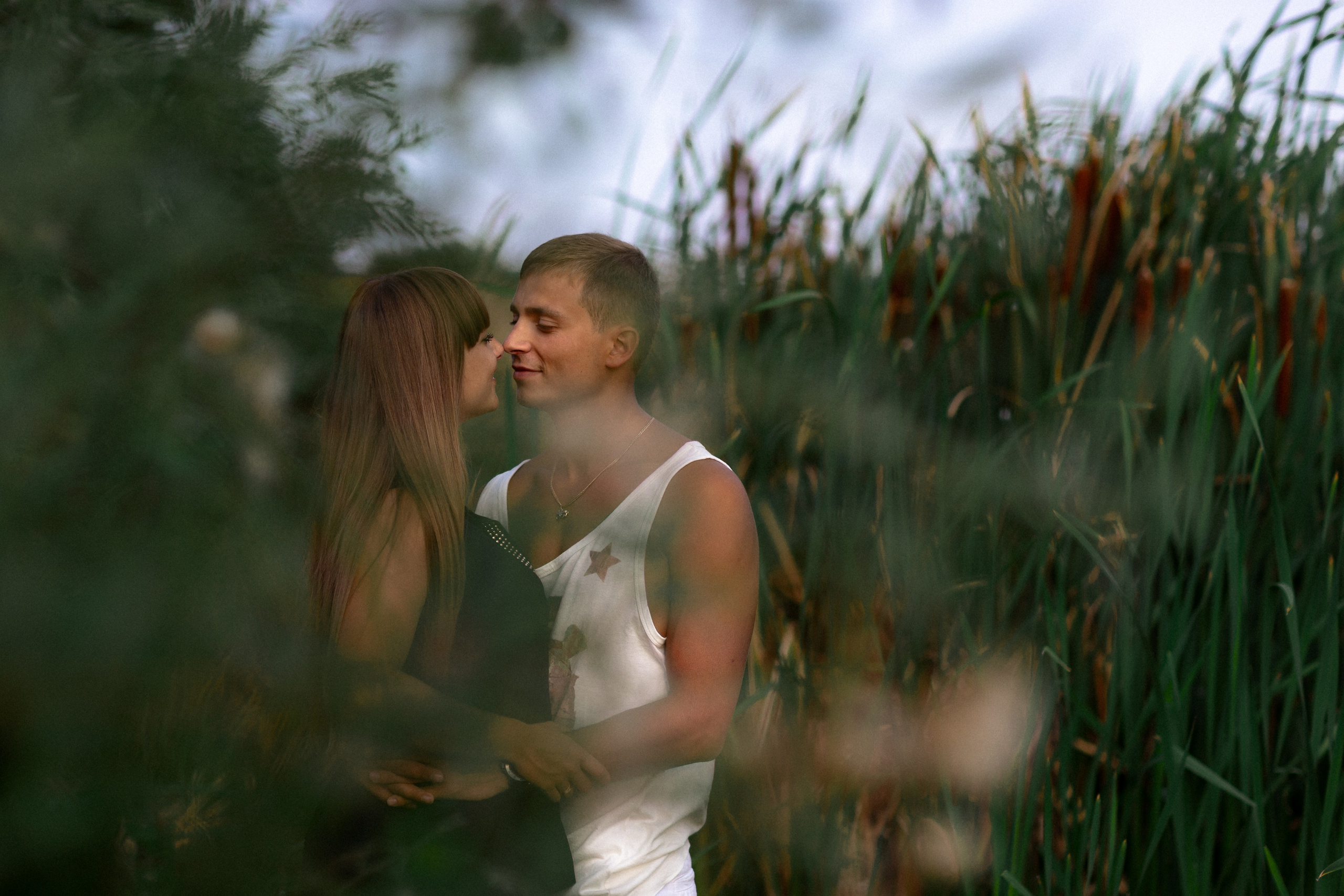 парочка влюбленная в объятиях смотрят друг на друга озеро спокойствие камыш 