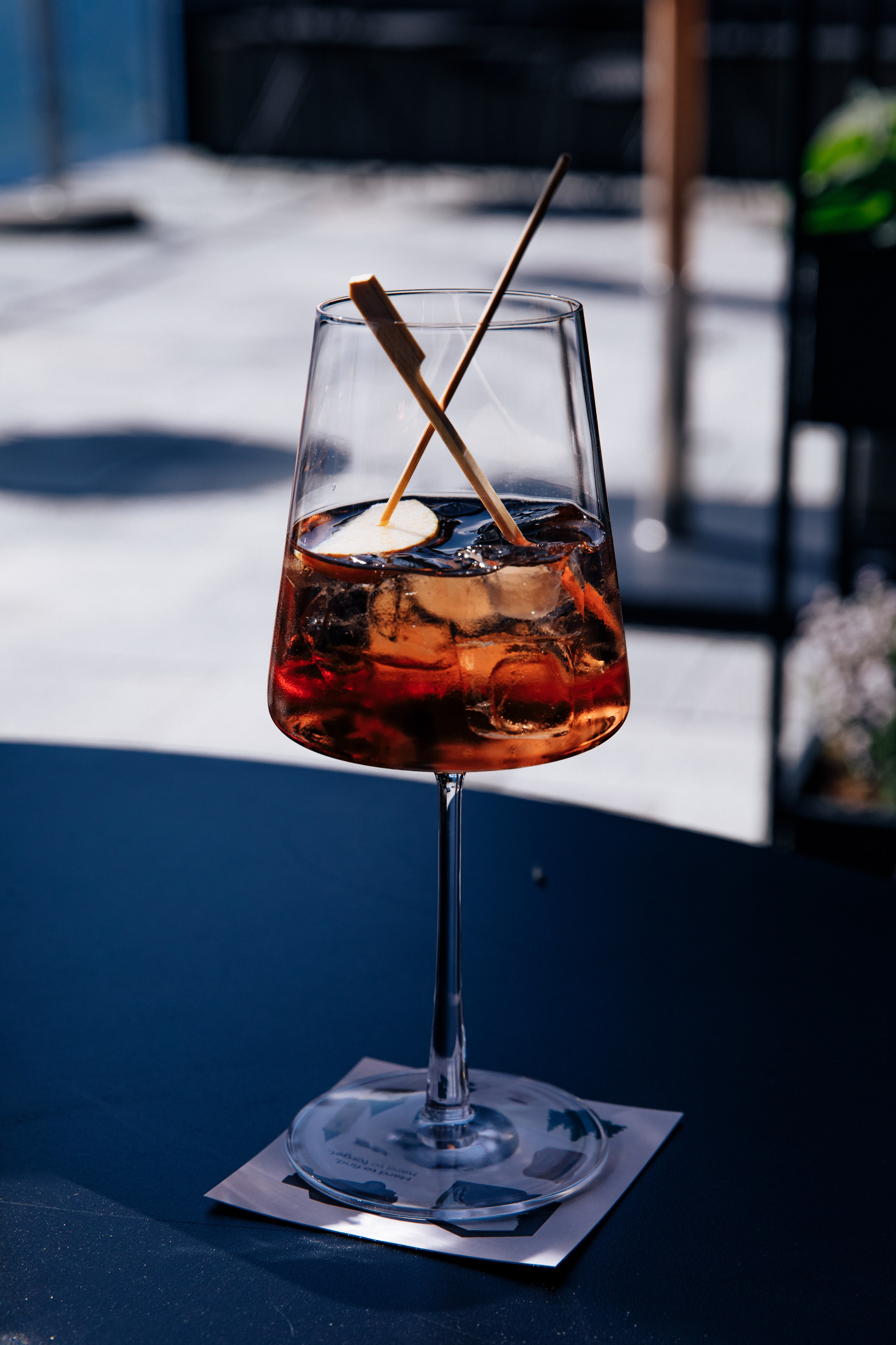 Stylischer erfrischender Cocktail in Orangetönen.