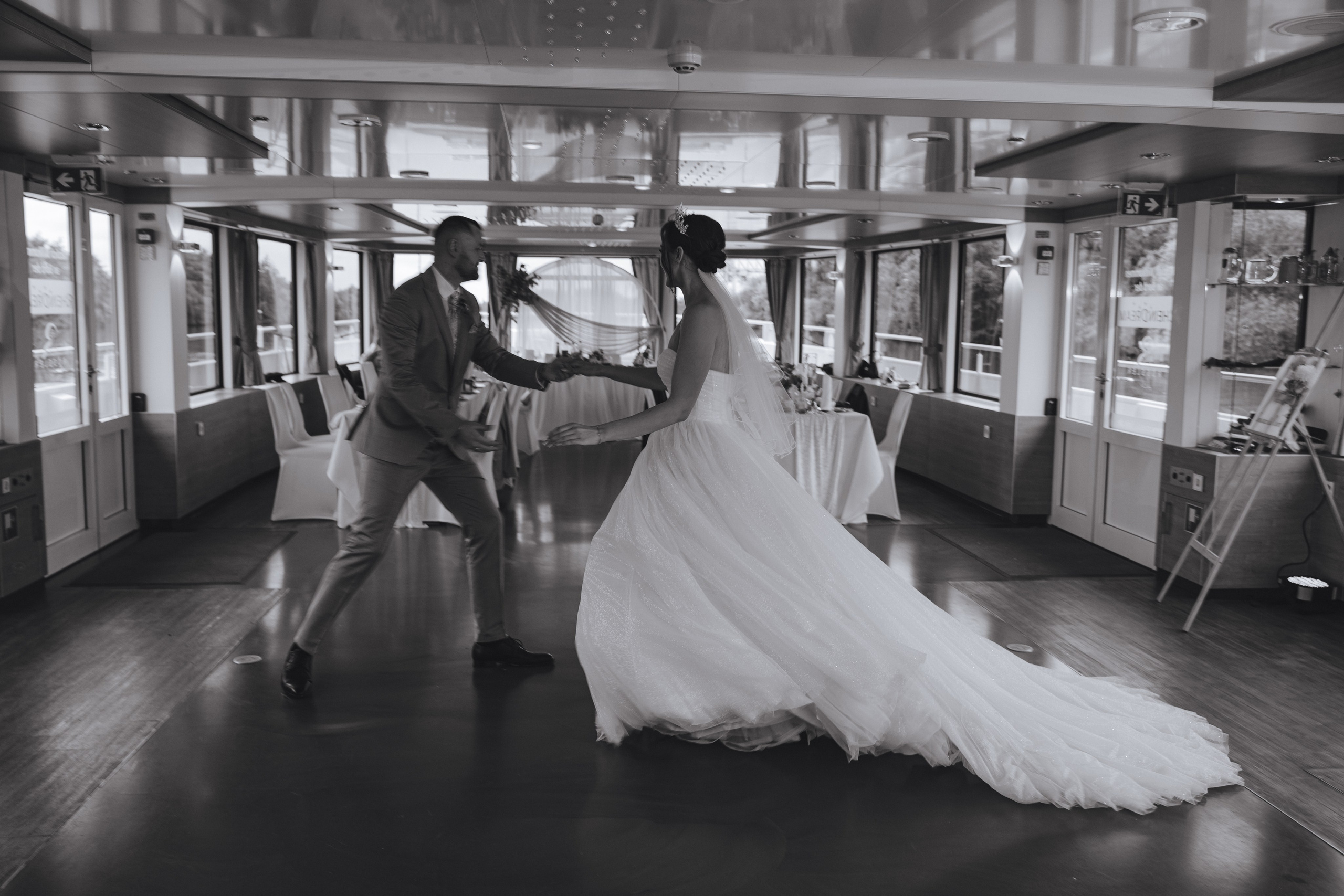 Der Bräutigam und die Braut tanzen ihren ersten Tanz.