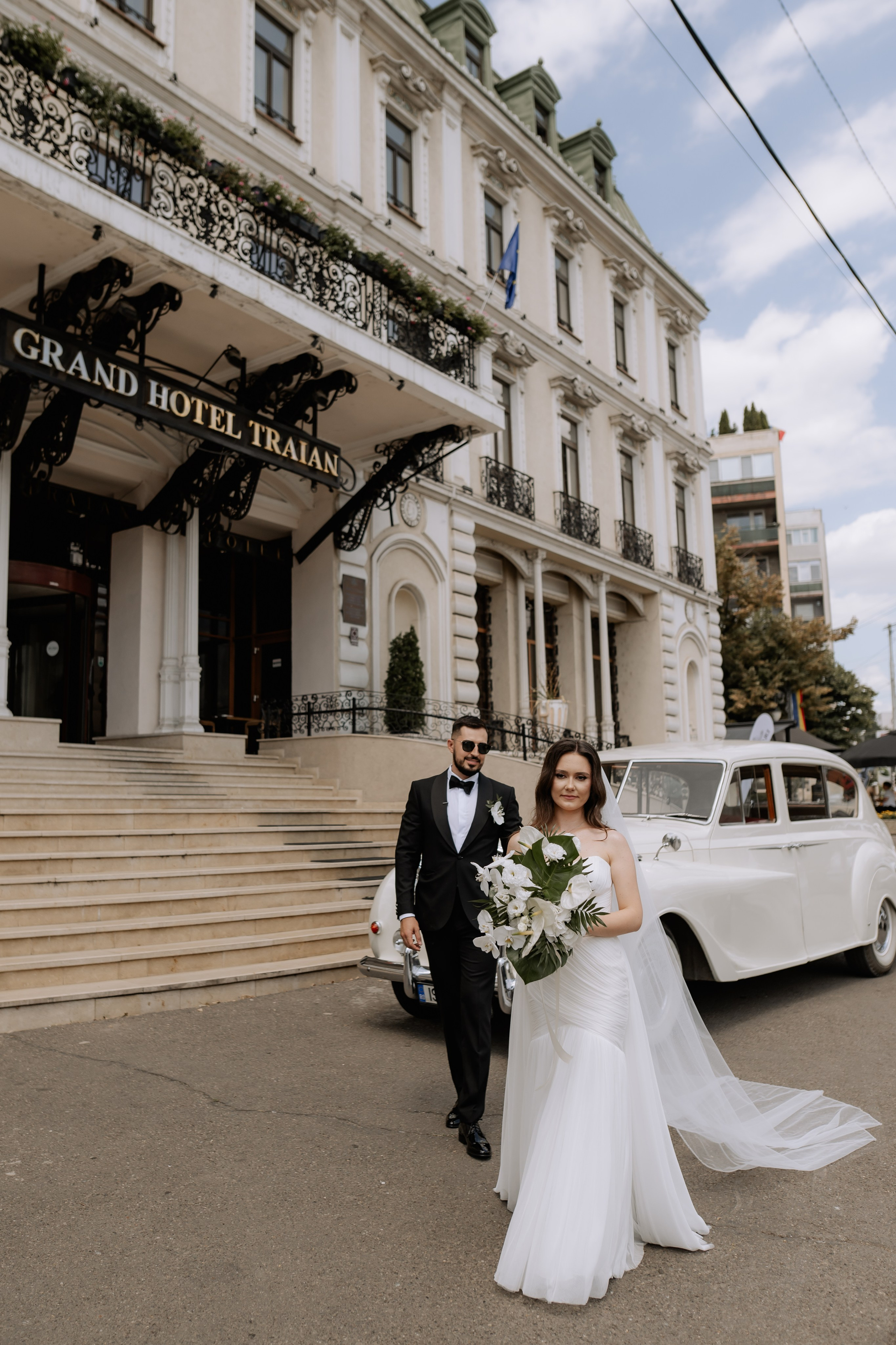 Cununie civila in aer liber , artificii de zi colorate , decor nunta , nunta la Hotel Traian. Proud Vision Weddings | Wedding Photography & Film — Servicii profesionale Foto Video Nunta Iasi