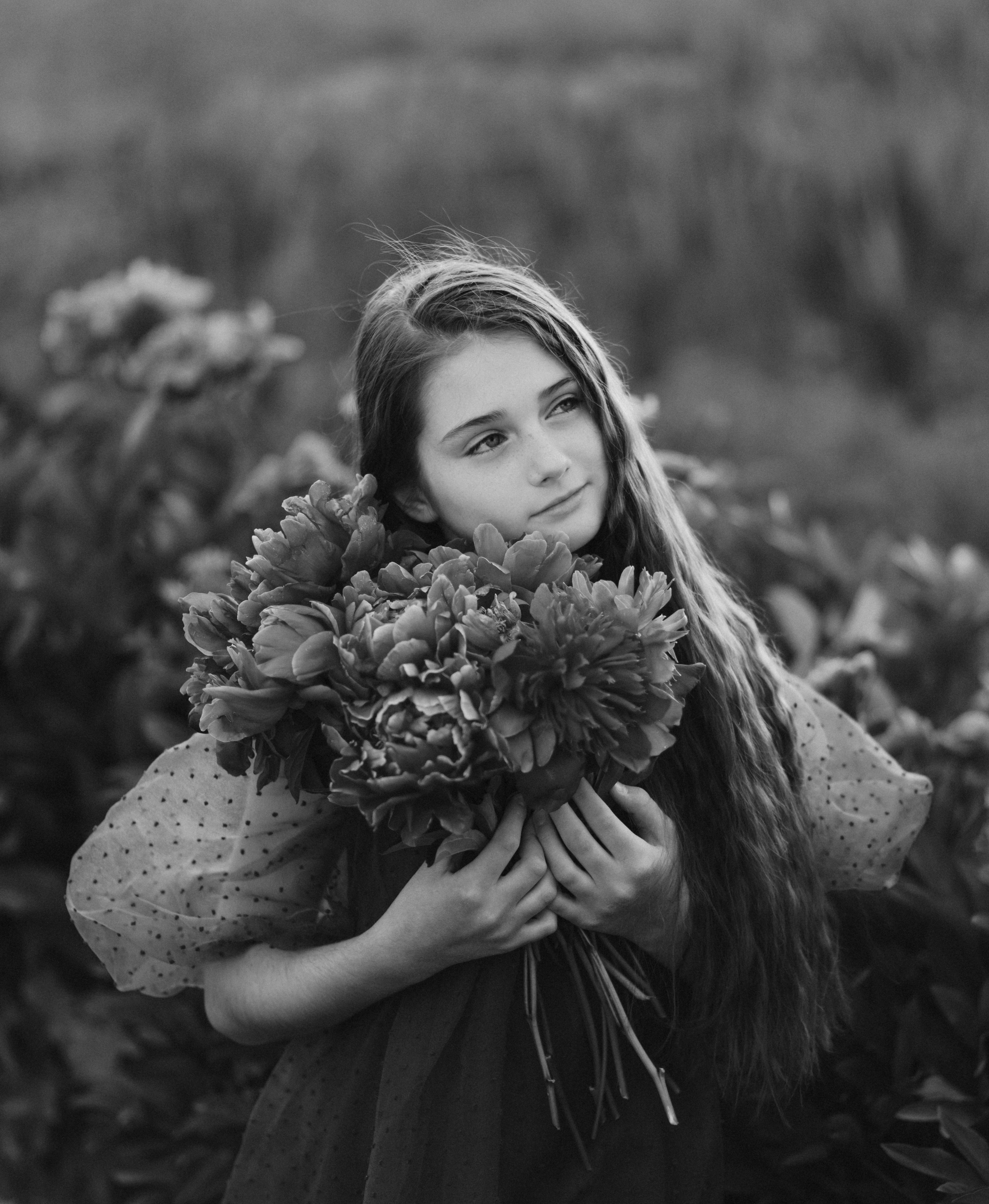 Junges Mädchen in einem Blumenfeld. Schwarz-weiß Fotografie in Münster. Fotografin Viktoria Roschen