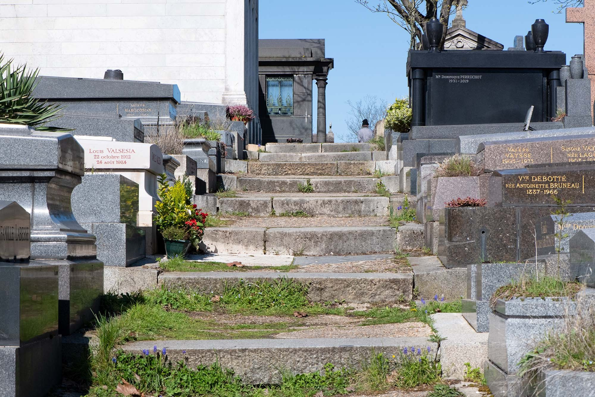 Père Lachaise Cemetery in Paris | Famous Graves & Photography Guide