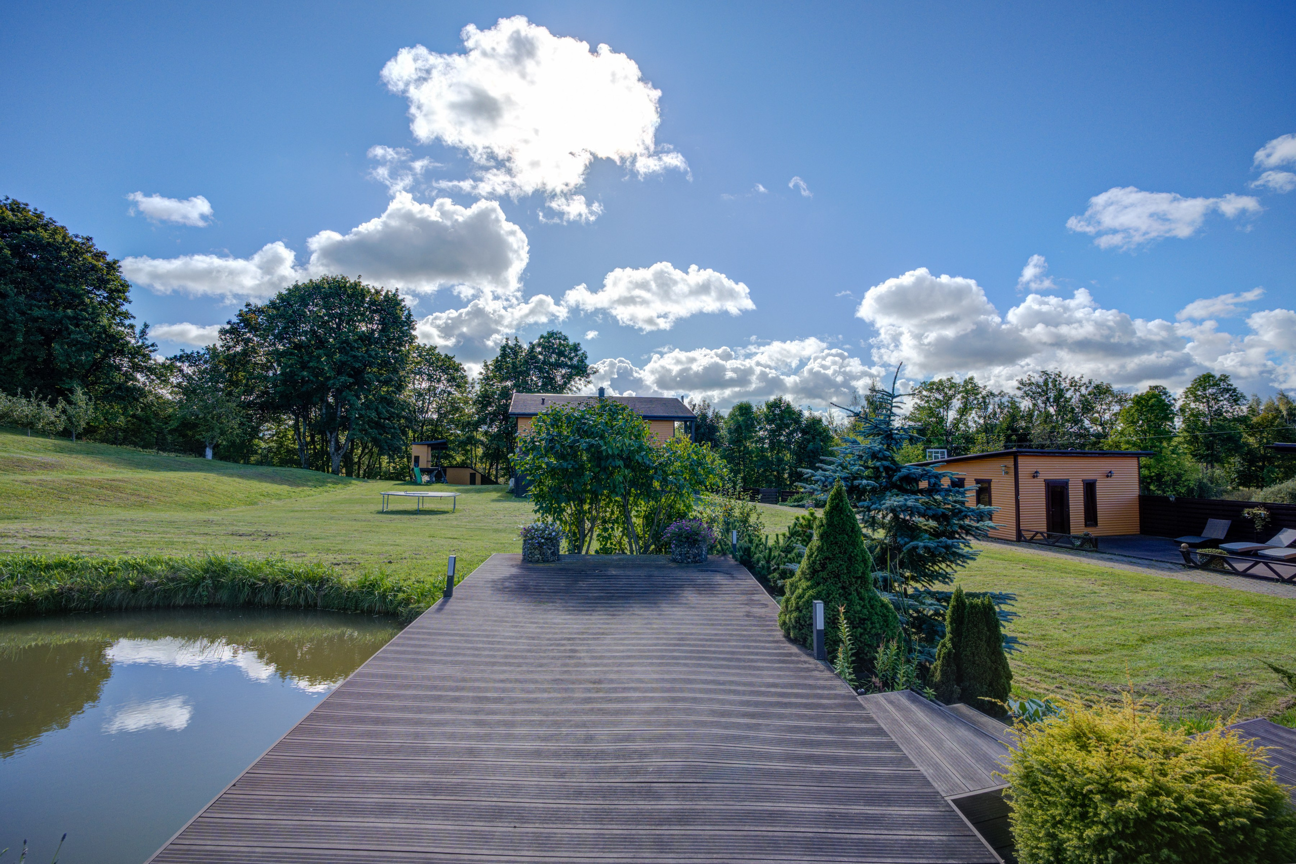 Sadyba Vinliaus r. prie ežero. Elina Sapiega fotografė Vilniuje