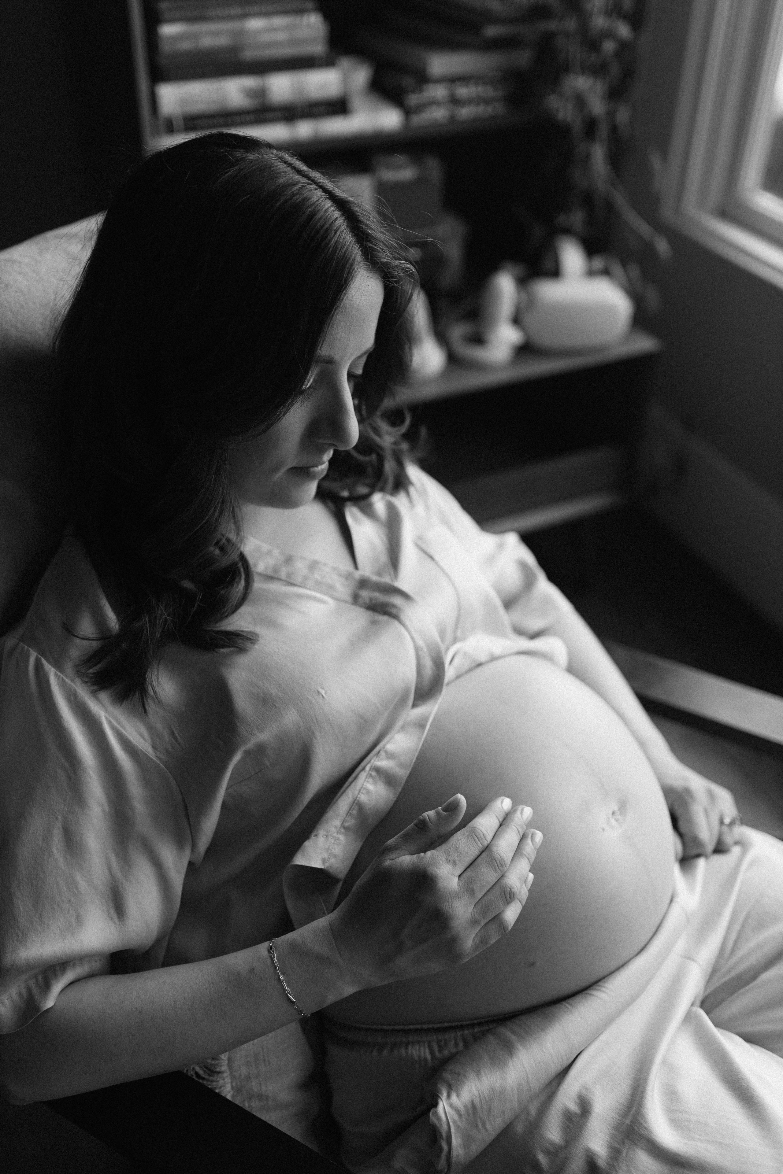 Cozy Home Maternity Photo session. Maternity, newborn photographer in the Bay Area|Iryna Rakivnenko