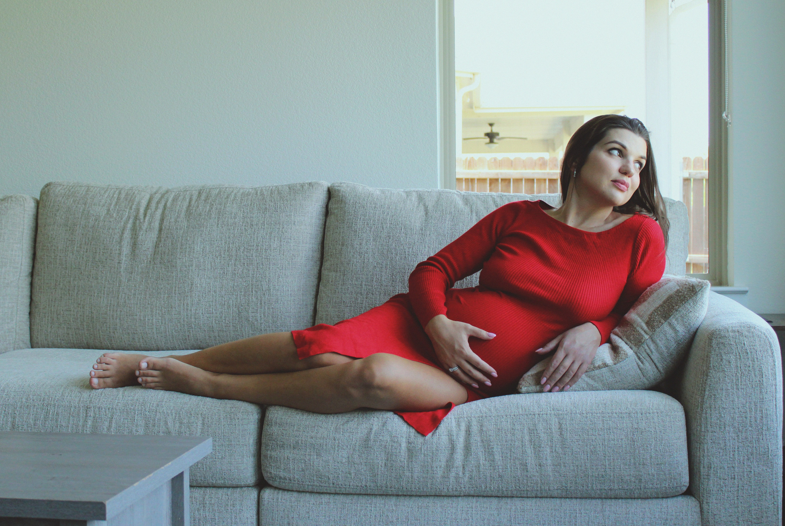 Maternity, Family & Pregnancy Photoshoot at Home. Lana Petrychenko — Portrait & Family Photographer. Valencia, Spain