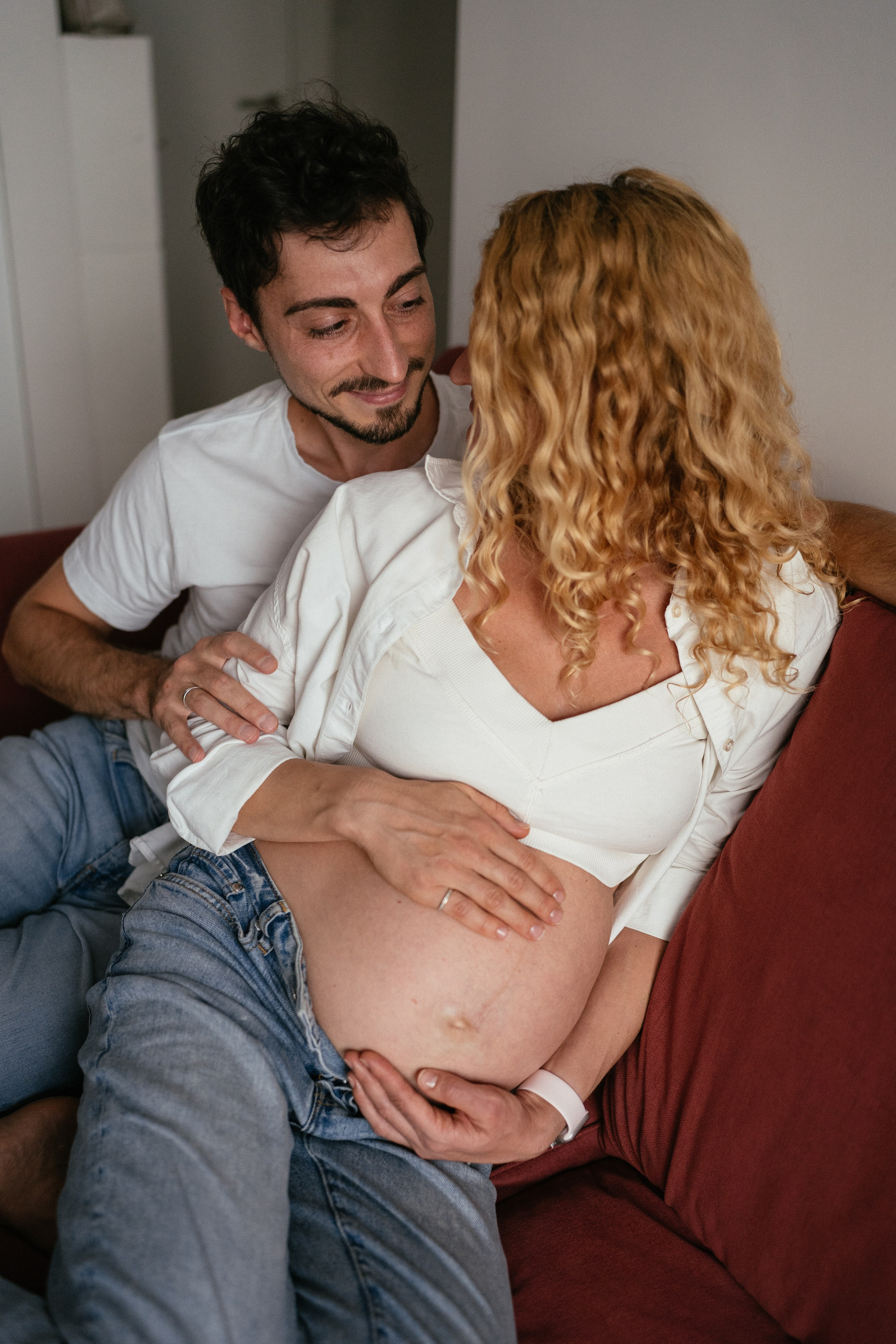 Candid pregnancy photoshoot in the park. Photographer in Madrid, Spain. Alyona Belyaninova