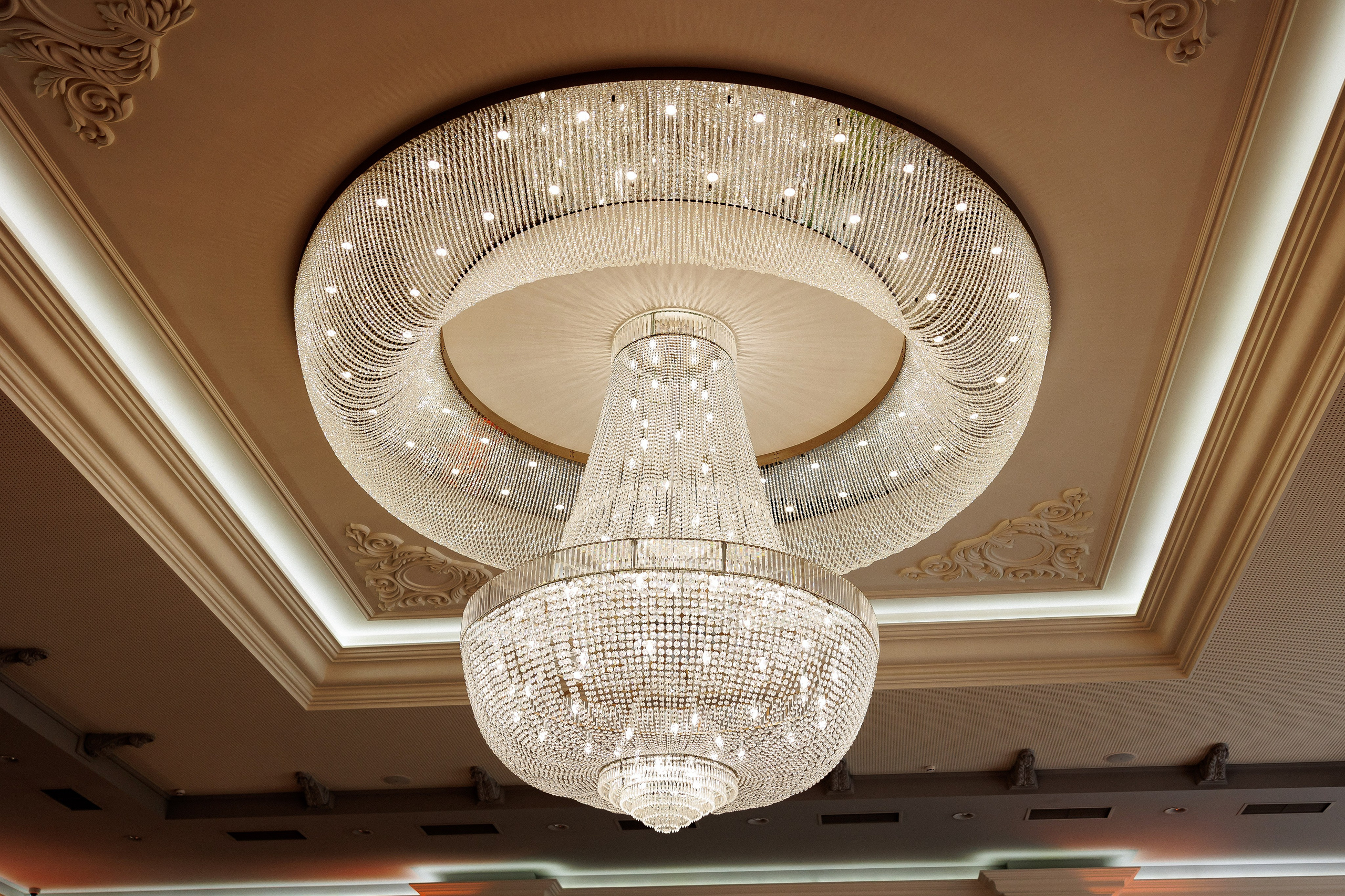 Eugen & Livia — Grand Elysee — Wedding Day. Servicii Foto și Video 067188353