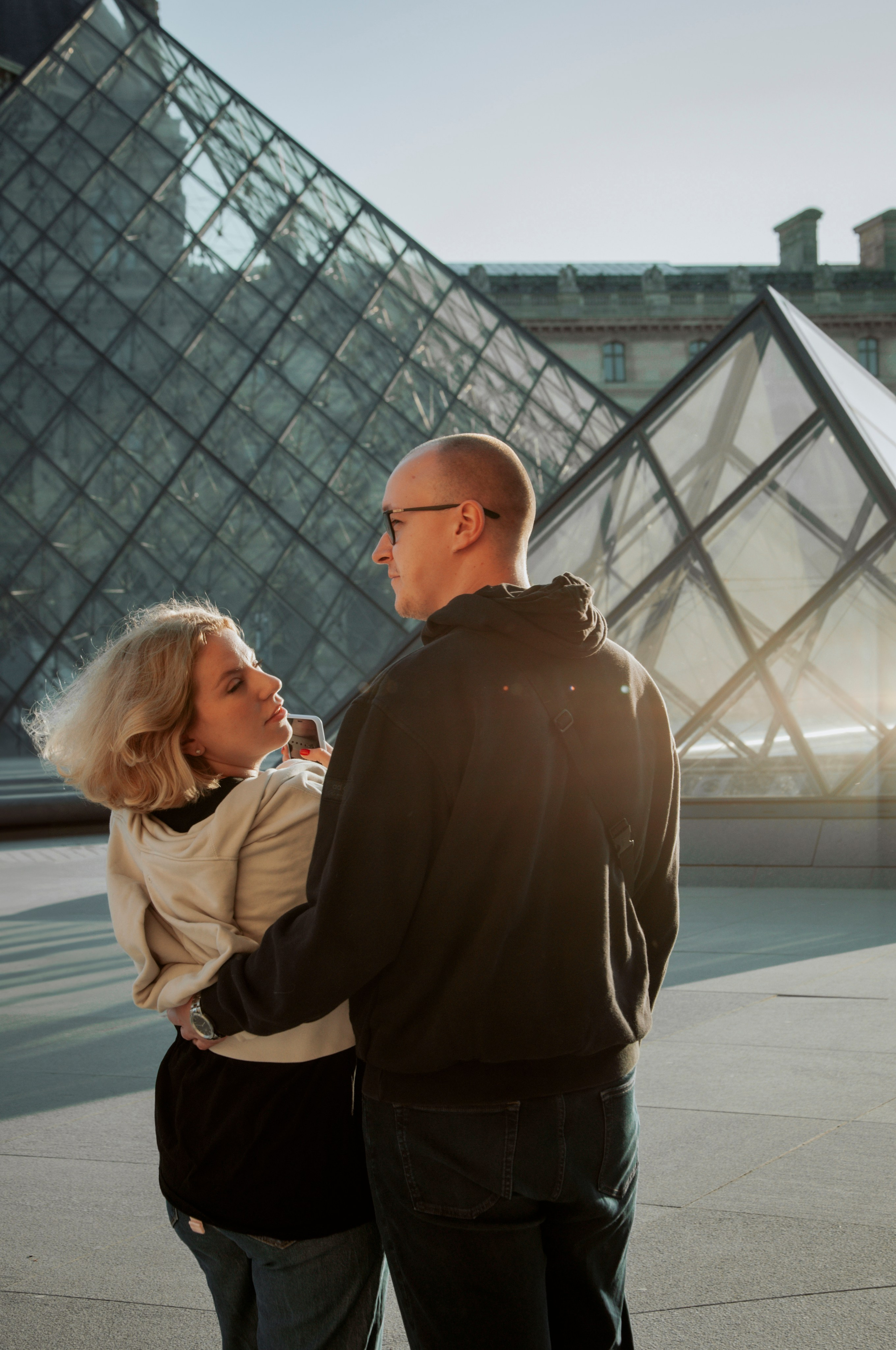 Couple photoshoot near the Louvre. Paris photographer — Polina Osipova