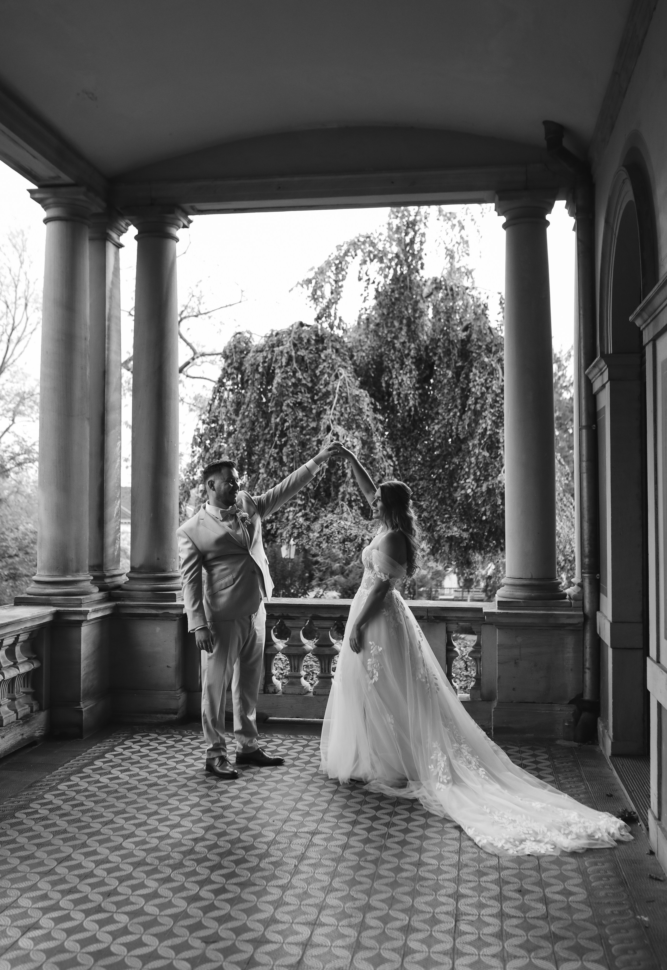 „Braut und Bräutigam beim First Look in Neustadt an der Weinstraße – emotionale Hochzeitsfotografie“e“