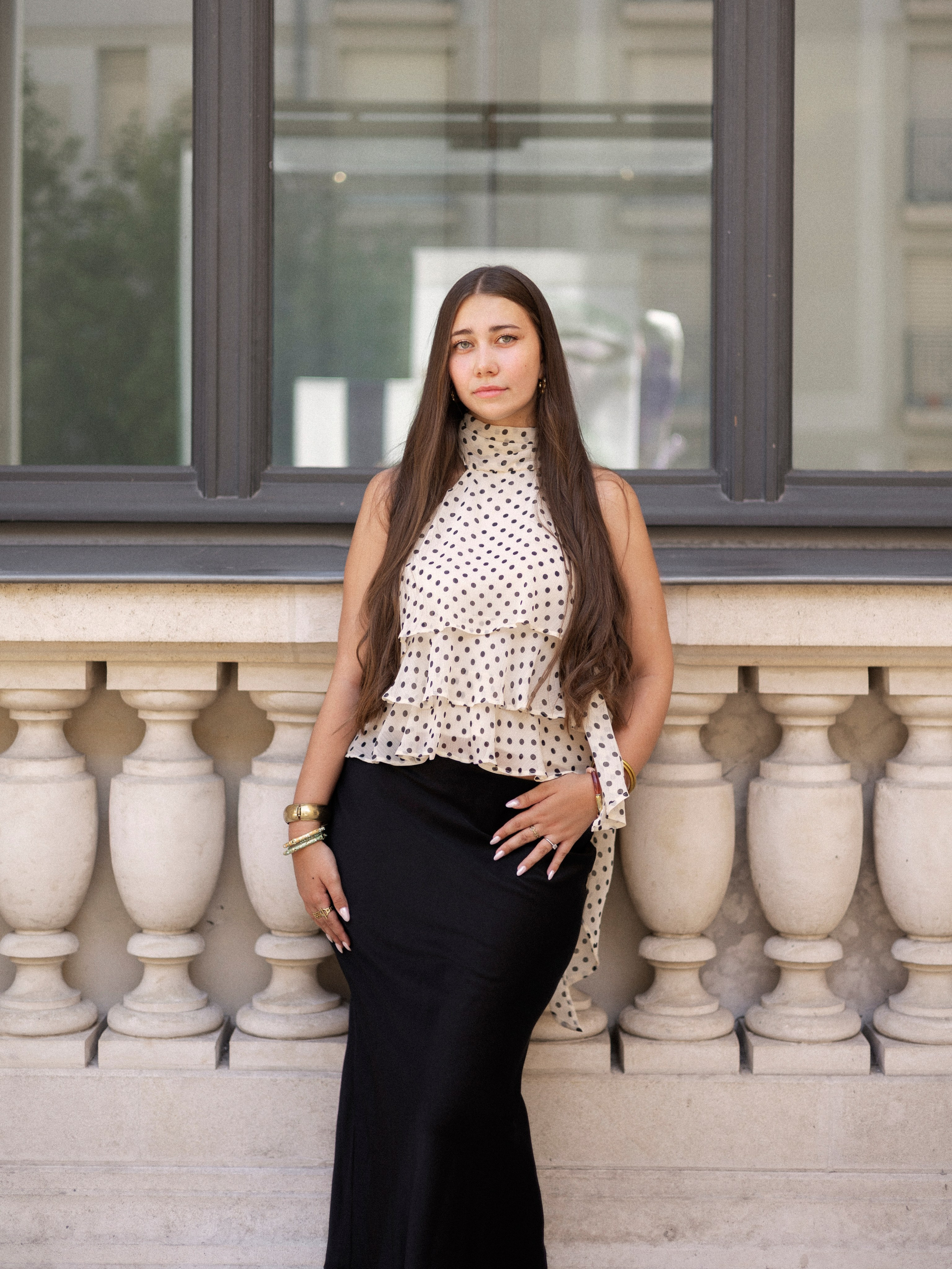 Shooting lifestyle féminin réalisé par Ani Torosyan : jeune femme élégantes en tenue chic, lumière naturelle, ambiance urbaine moderne et raffinée à Nantes.