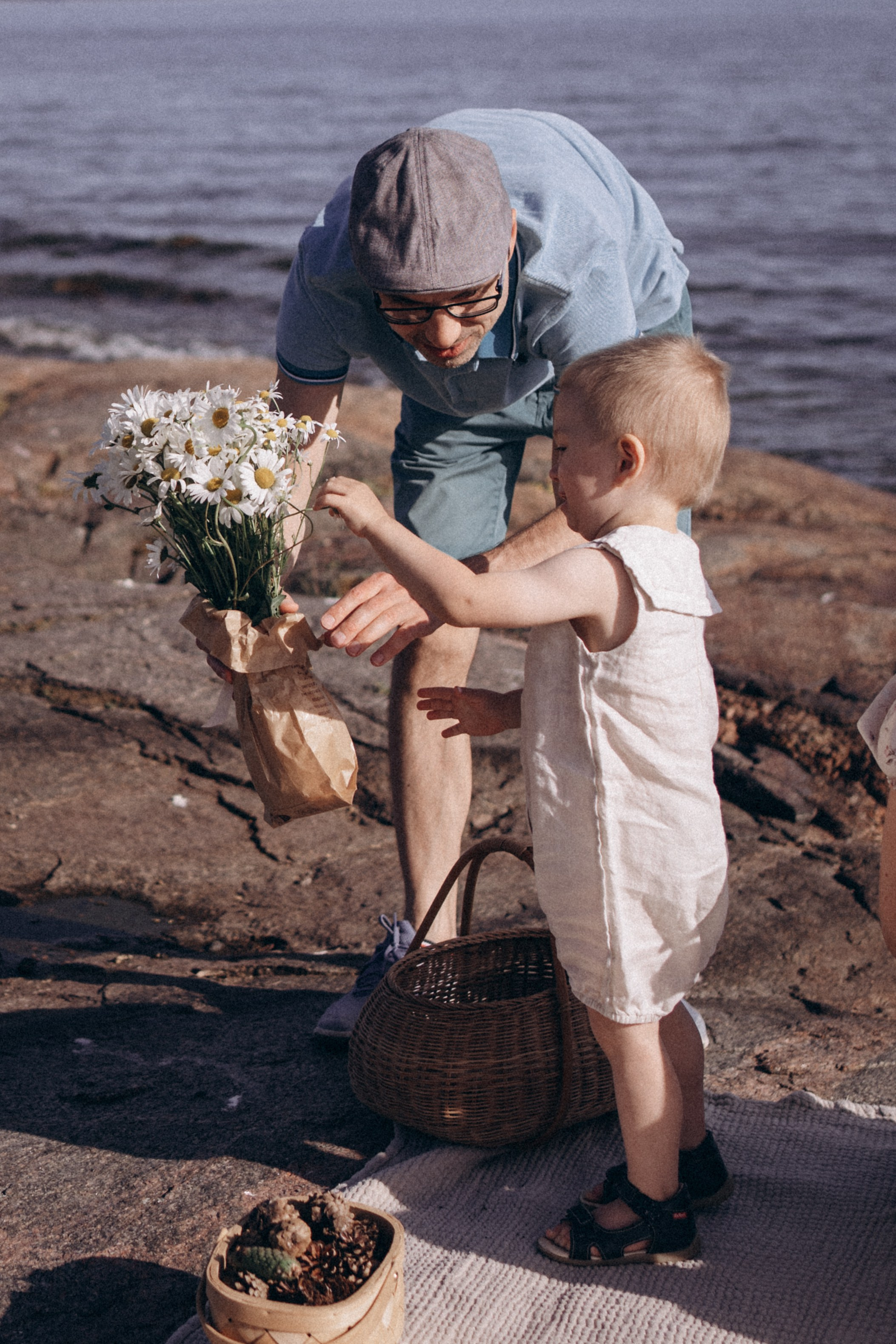 Sunny day on the cliffs. Family photographer in Helsinki, Victoria Guadagno