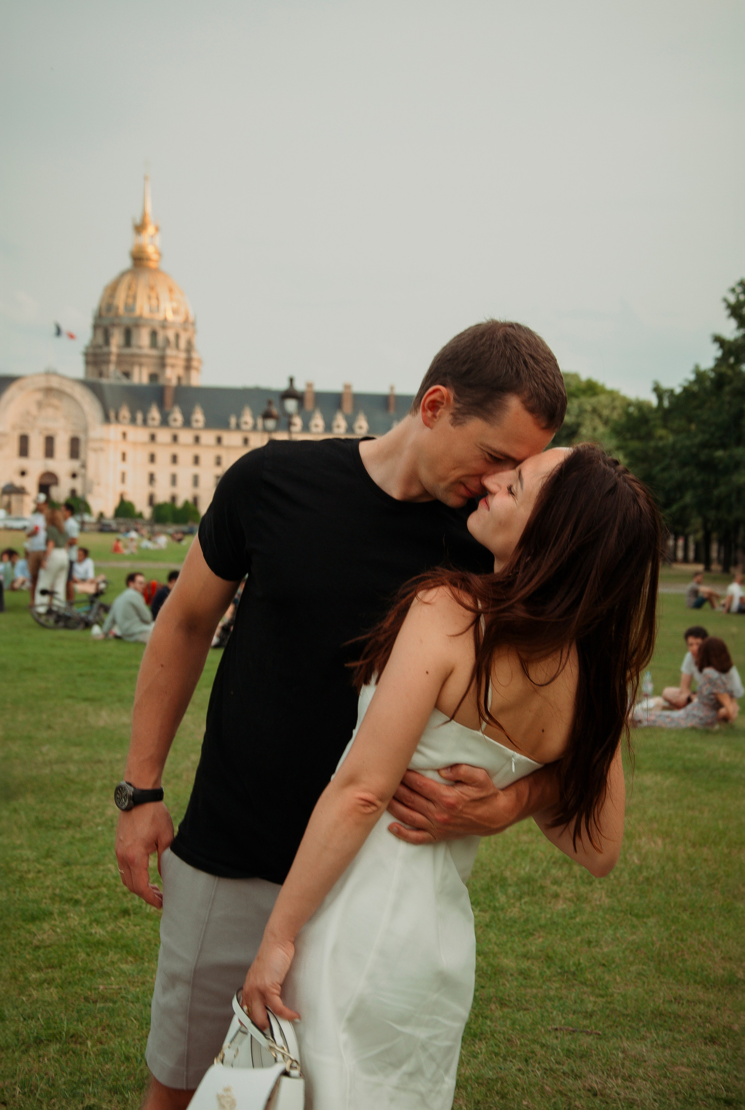 Summer couple photoshoot. Paris photographer — Polina Osipova