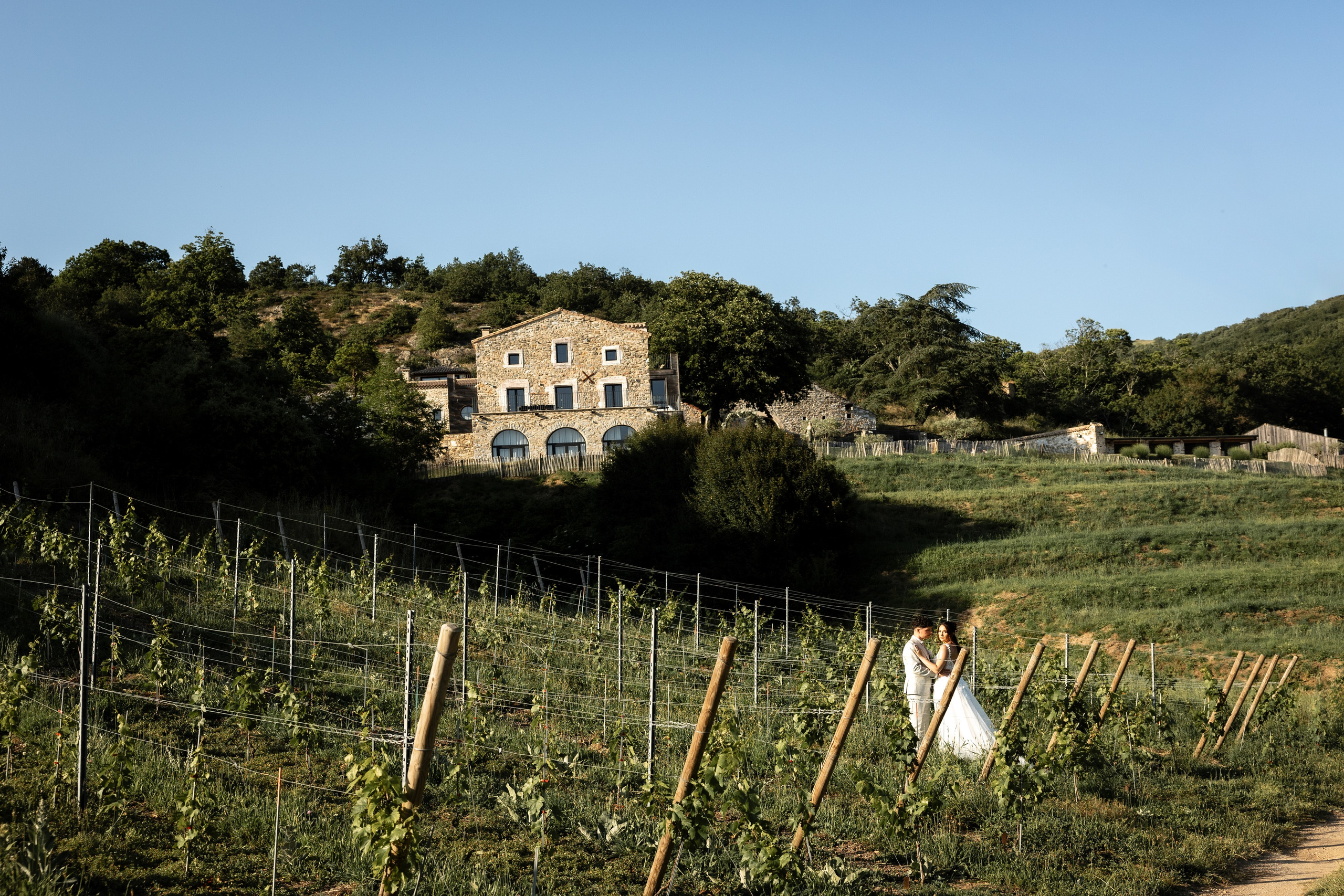 Modern Château Wedding in Occitanie — Domaine de Merlac. Eugénie Smirnova — Wedding & Elopement Photographer in Southwest France