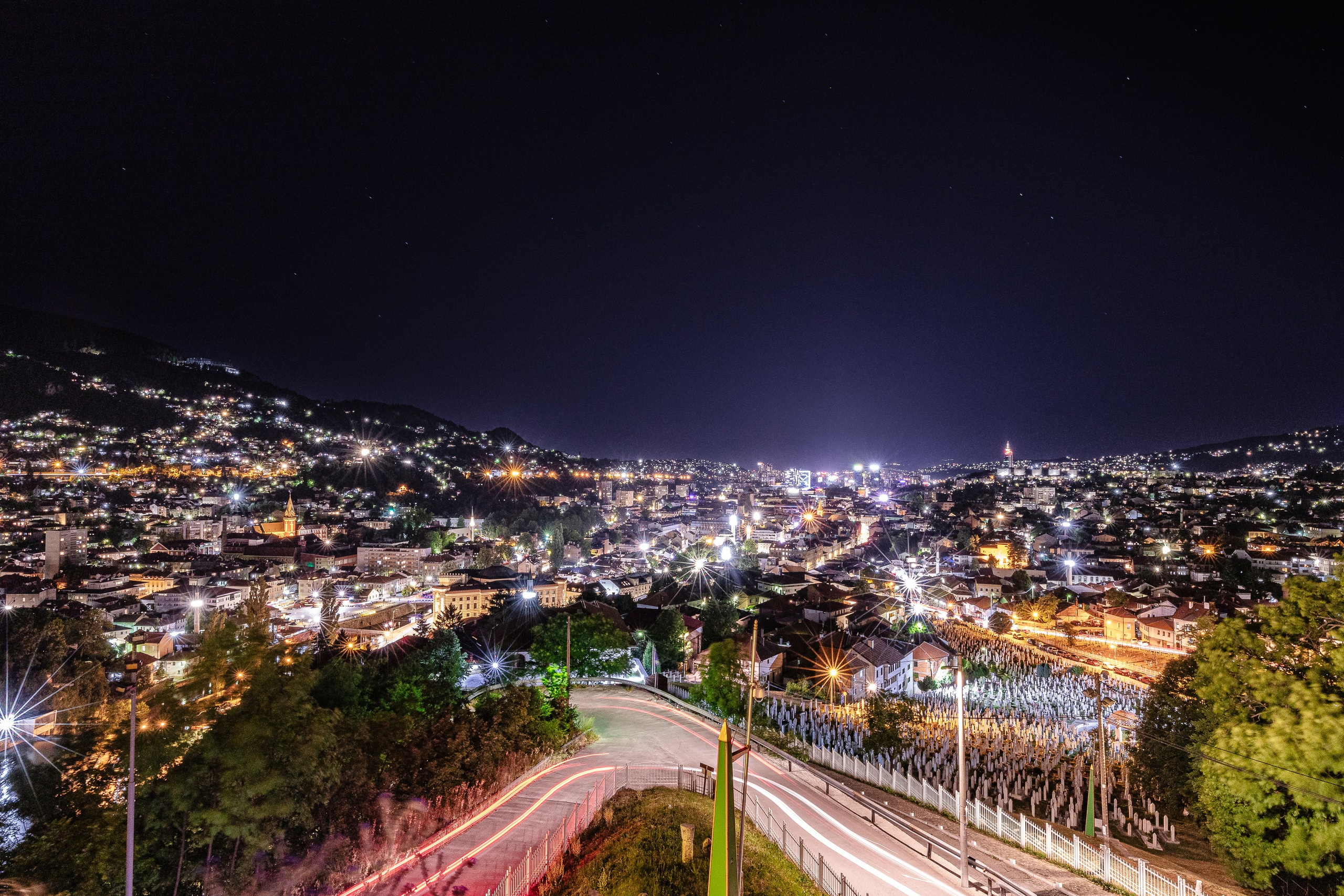 Fotografija modernog interijera – prirodno svjetlo i detalji enterijeraEksterijer poslovne zgrade – arhitektonske linije i dnevno osvjetljenjeEnterijer restorana – ambijentalno svjetlo i dizajn prostoraLuksuzni stan – minimalistički interijer i balans bojaFotografija fasade u sumrak – refleksije svjetla i perspektivaArhitektonska fotografija – precizne linije i teksture materijalaInterior photography by Namir Čomaga – profesionalne fotografije prostoraExterior photography Sarajevo – moderna arhitektura i kompozicija svjetla