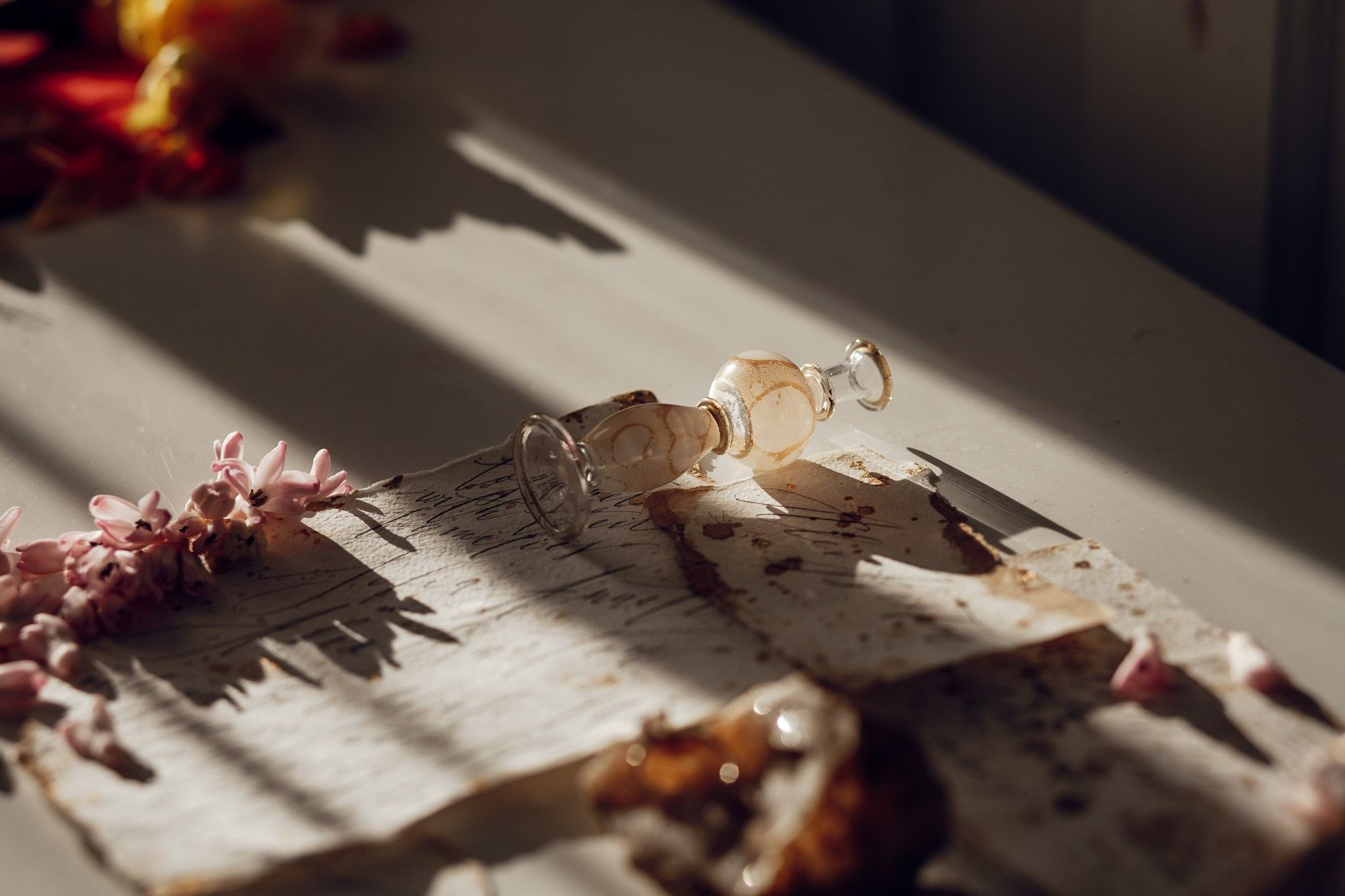 Эстетичная раскладка (flatlay) свадебной полиграфии: пригласительные, конверты с сургучной печатью и кольца.