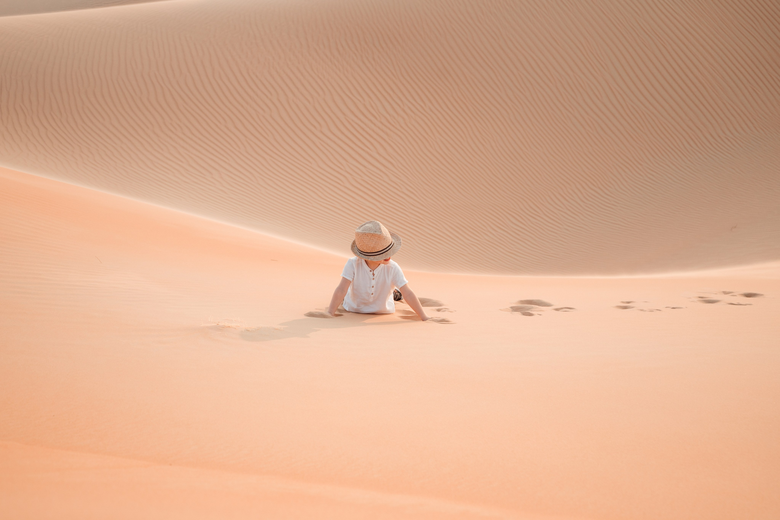 Photographer in the Abu Dhabi desert. Book a shoot in the Dubai desert, UAE. Romance of the East. The endless desert of the Emirates. Photos in the desert. Minimalism in photography. Nice photo sessions in the desert