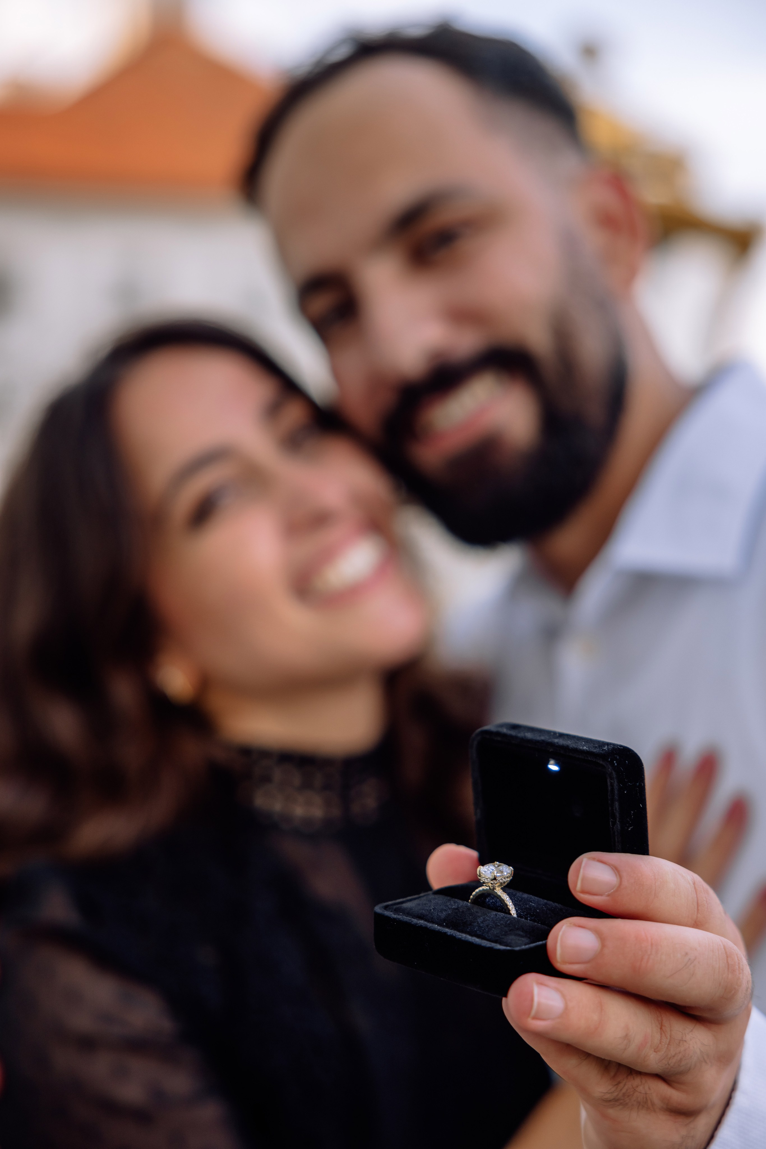 Nahaufnahme des Verlobungsrings vor dem Schloss Nymphenburg