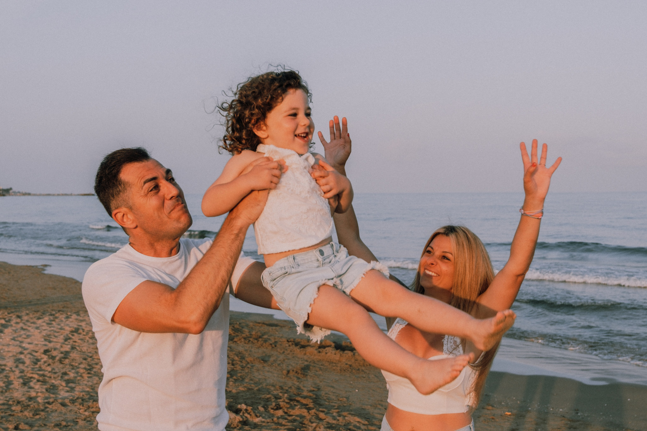 Sesión familiar en la playa. Fotografía profesional en Calafell - Elena Medvedeva