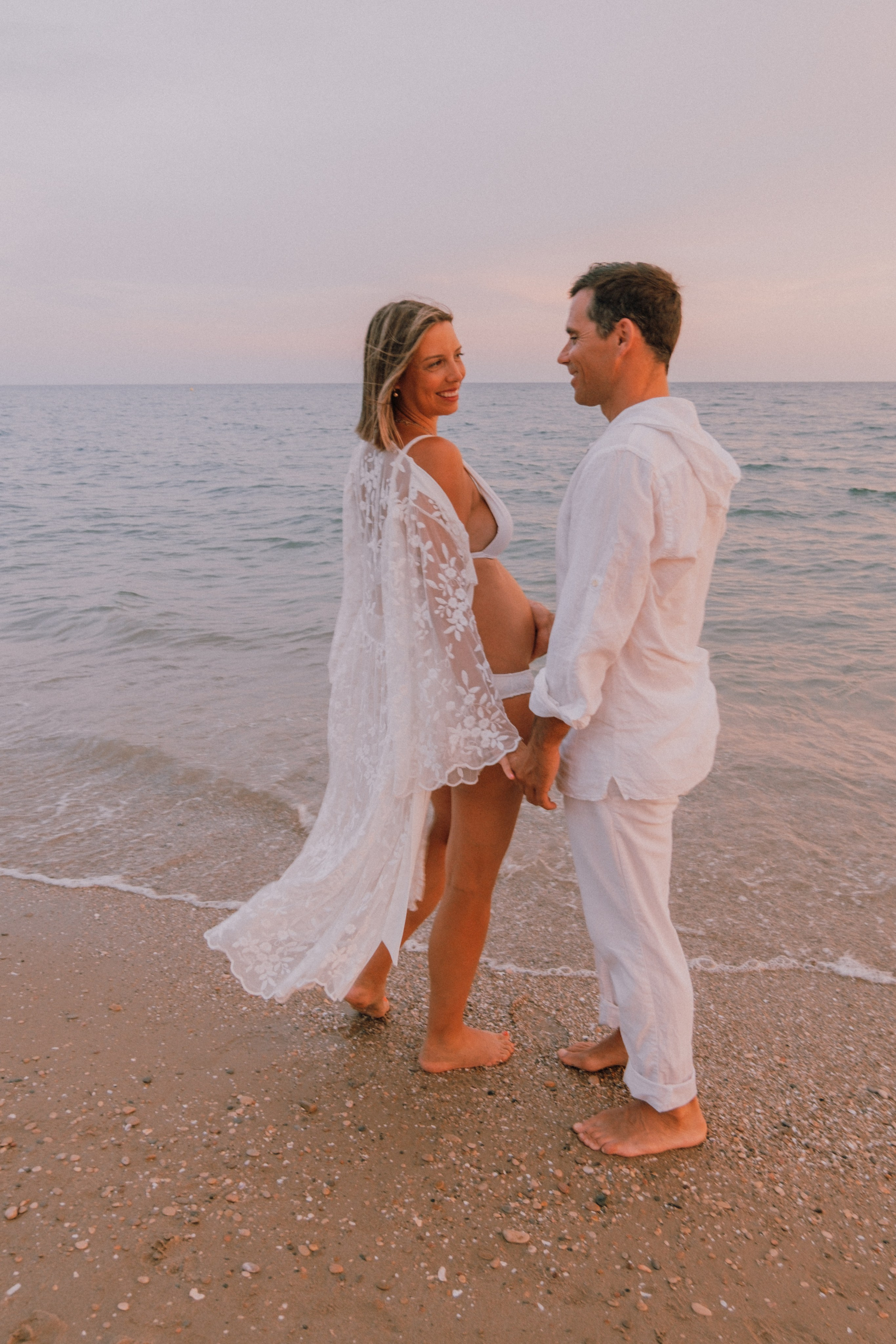 Sesión embarazo en la playa. Fotografía profesional en Calafell - Elena Medvedeva