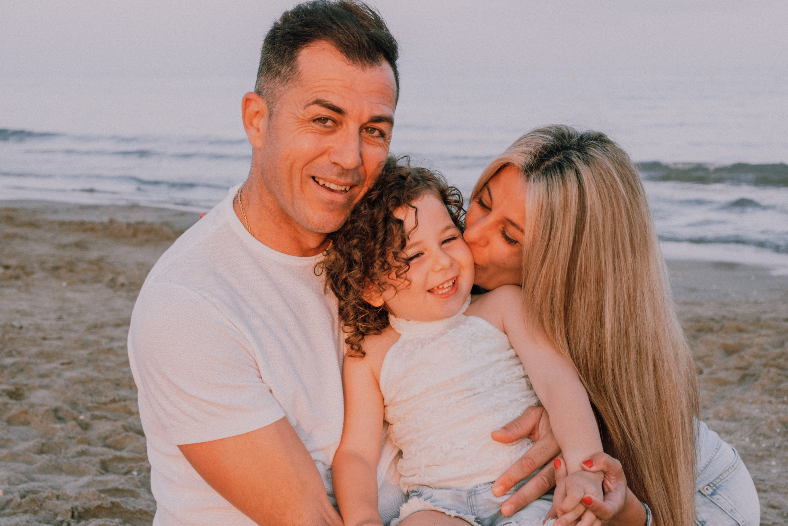 Sesión familiar en la playa. Fotografía profesional en Calafell - Elena Medvedeva
