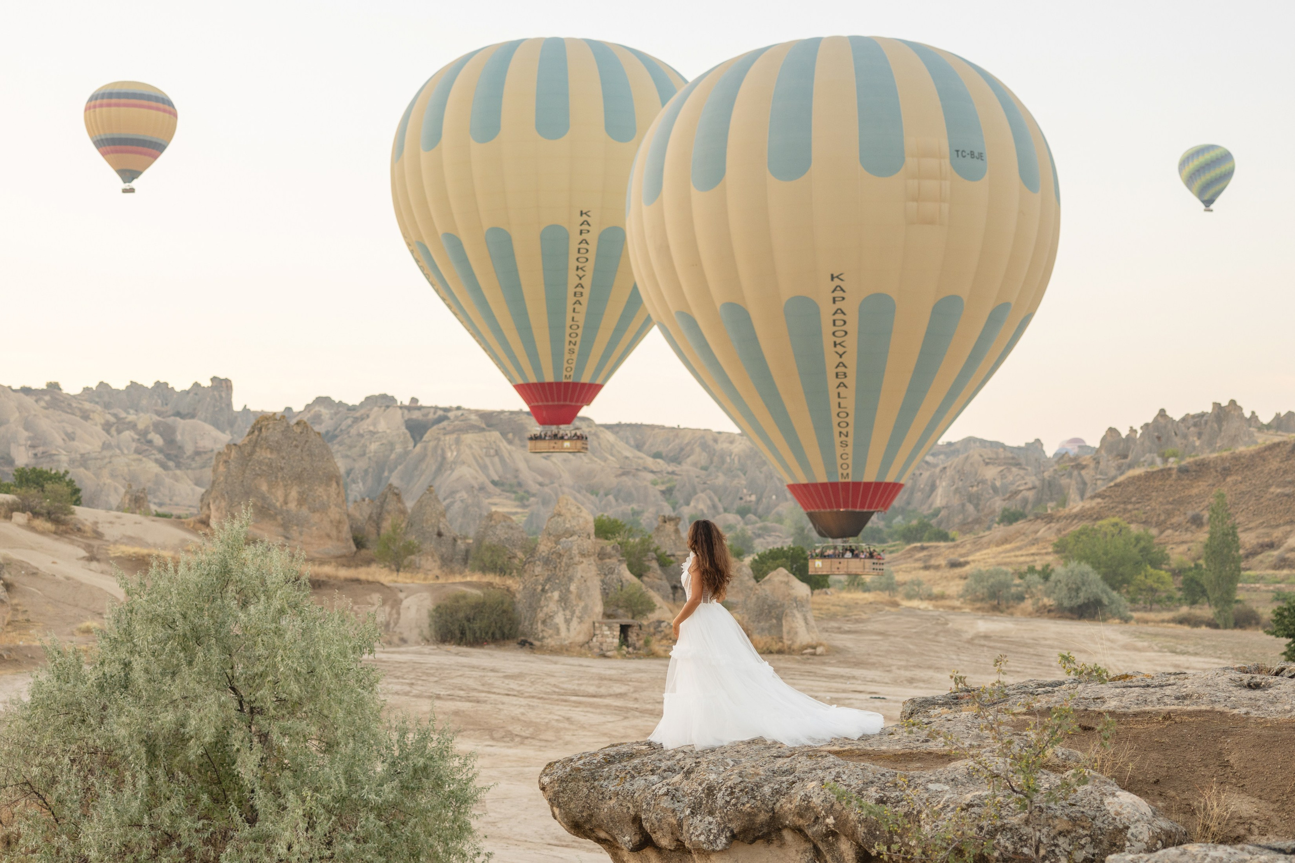 Family Photoshoot at Sunrise with Cappadocia’s Hot Air Balloons. Julia Ganch I Fashion Wedding Photography I Cappadocia Turkey