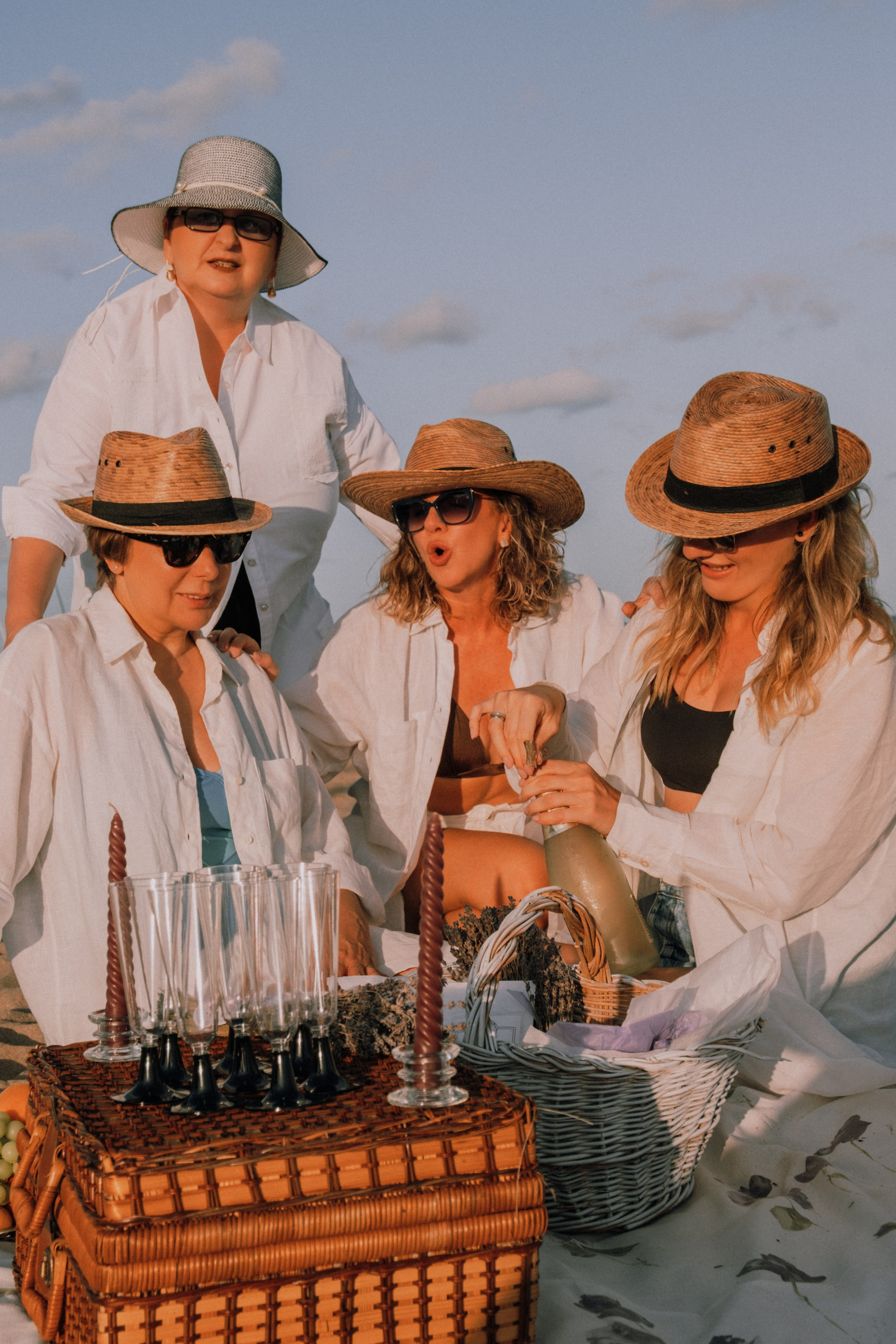 Sesión de amigas en la playa. Fotografía profesional en Calafell - Elena Medvedeva