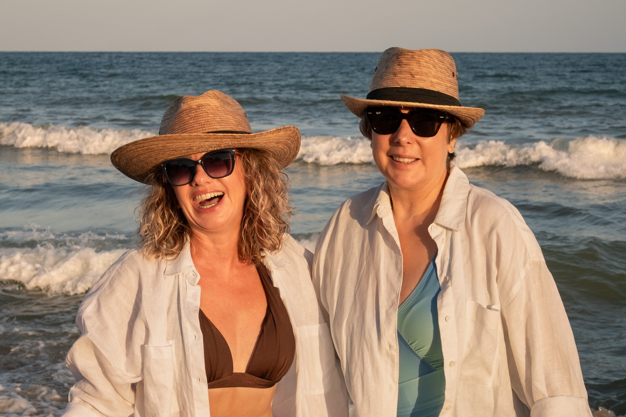Sesión de amigas en la playa. Fotografía profesional en Calafell - Elena Medvedeva