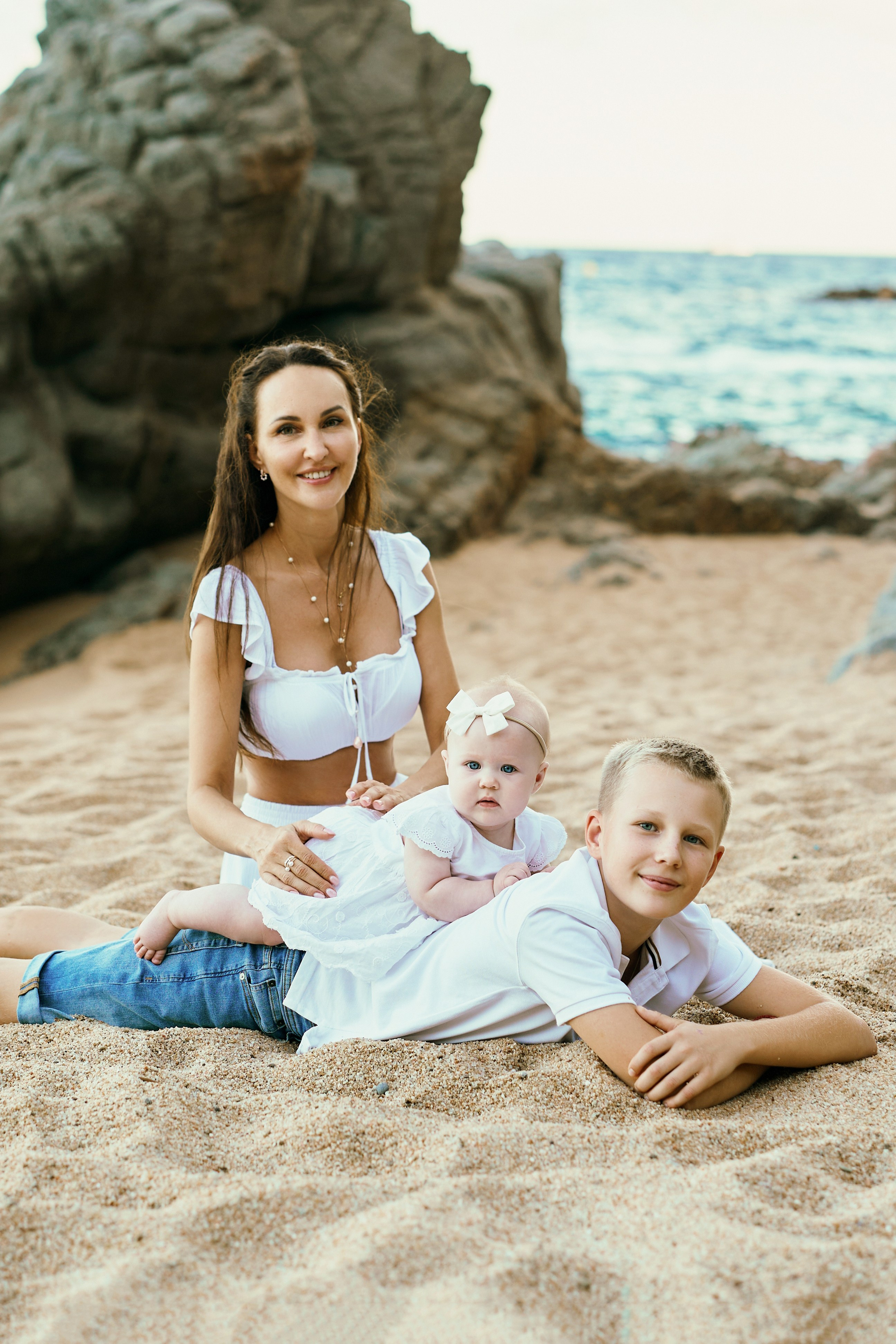 Мама с детьми на пляже. Fotógrafa en España Zhanna Zakharchenko