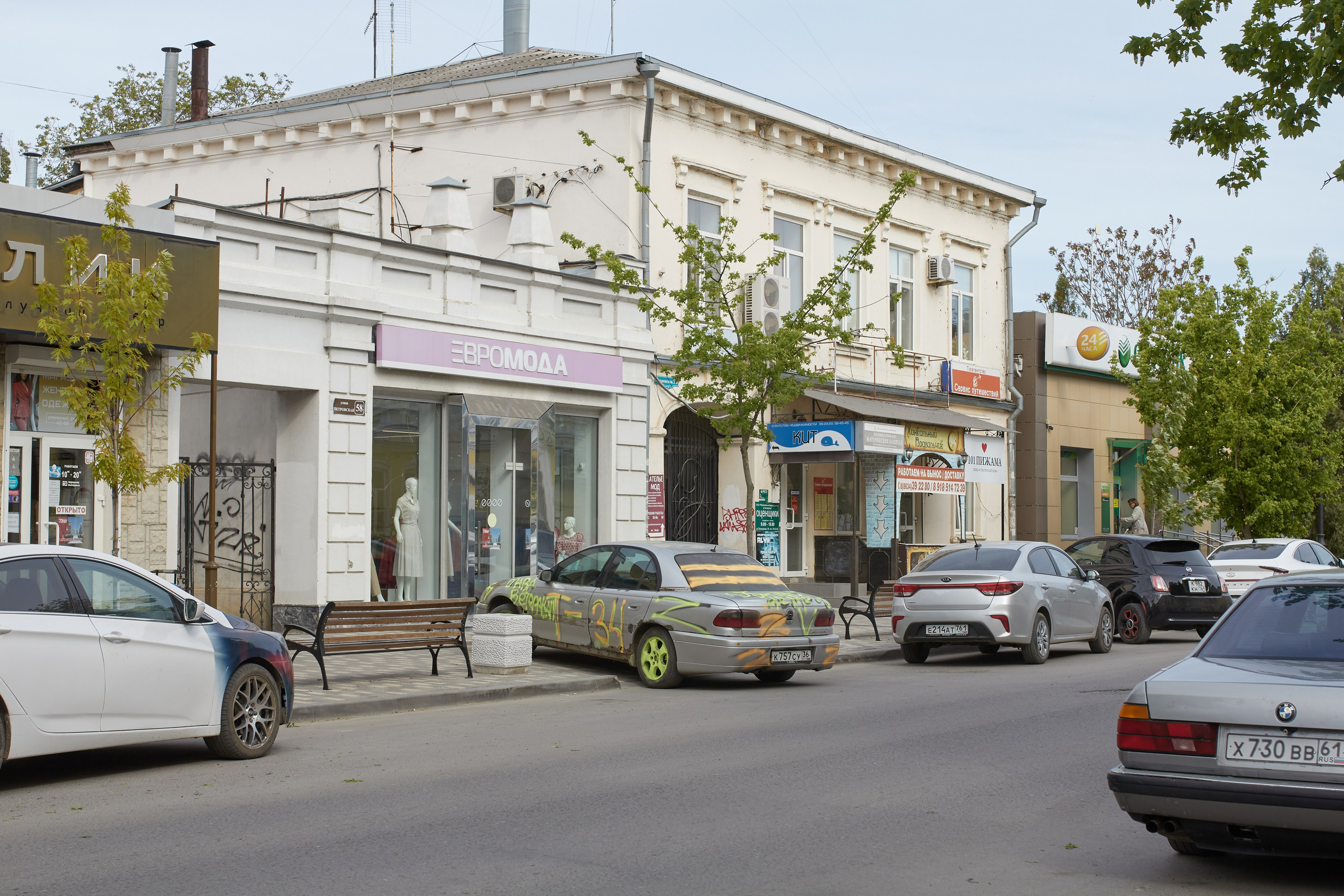 Car with the inscription "T-34".