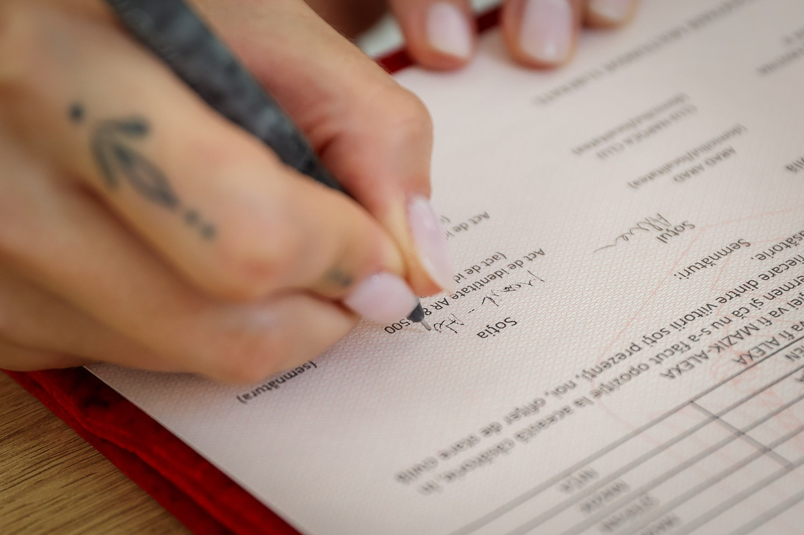 Bianca & Daniel — o nuntă de vară în Cluj, între natură și eleganță. Rares Bucur is a professional wedding photographer based in Cluj-Napoca, Romania, specializing in wedding photography