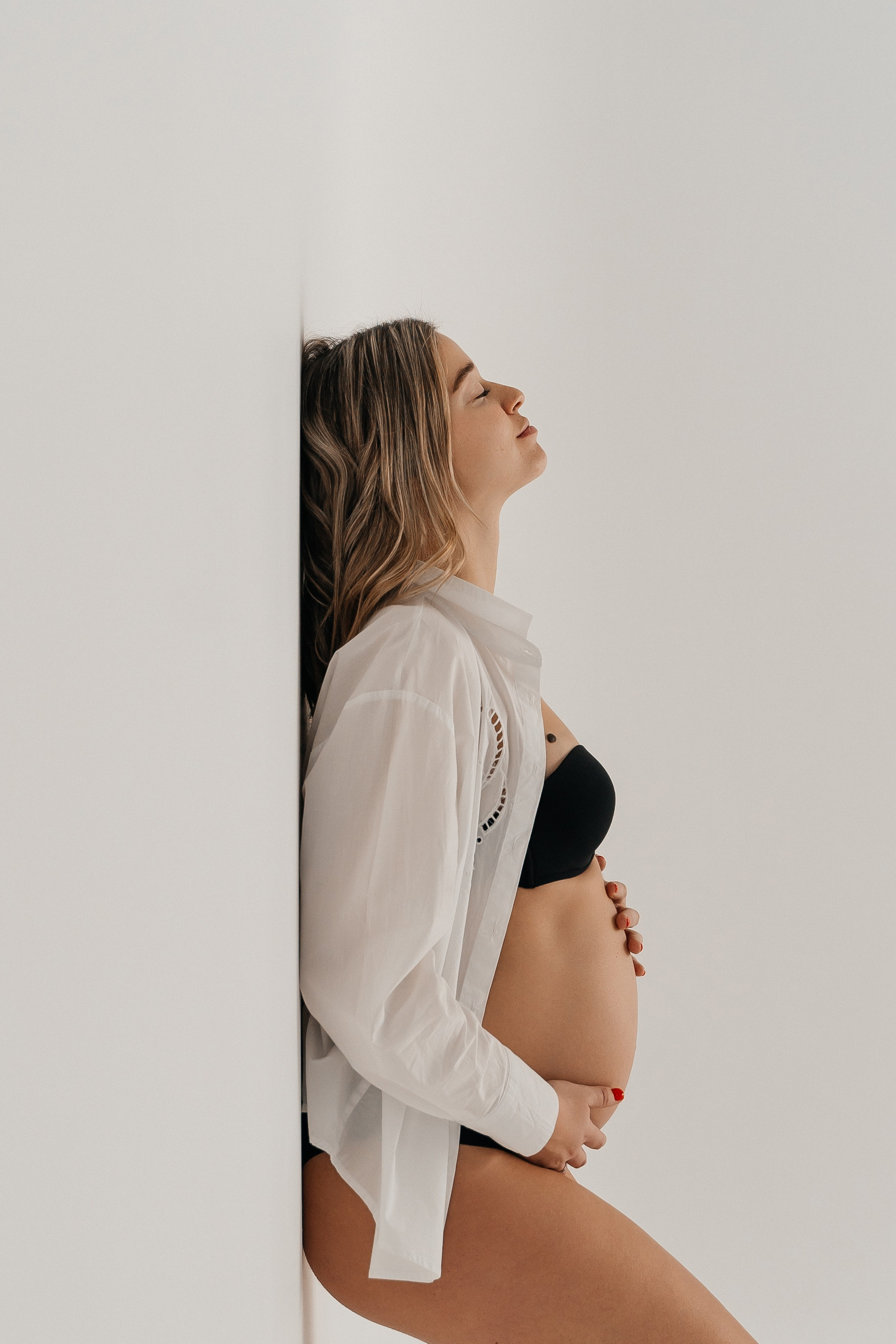 Maternity in studio. Family and wedding photographer in Italy Olga Kulikova