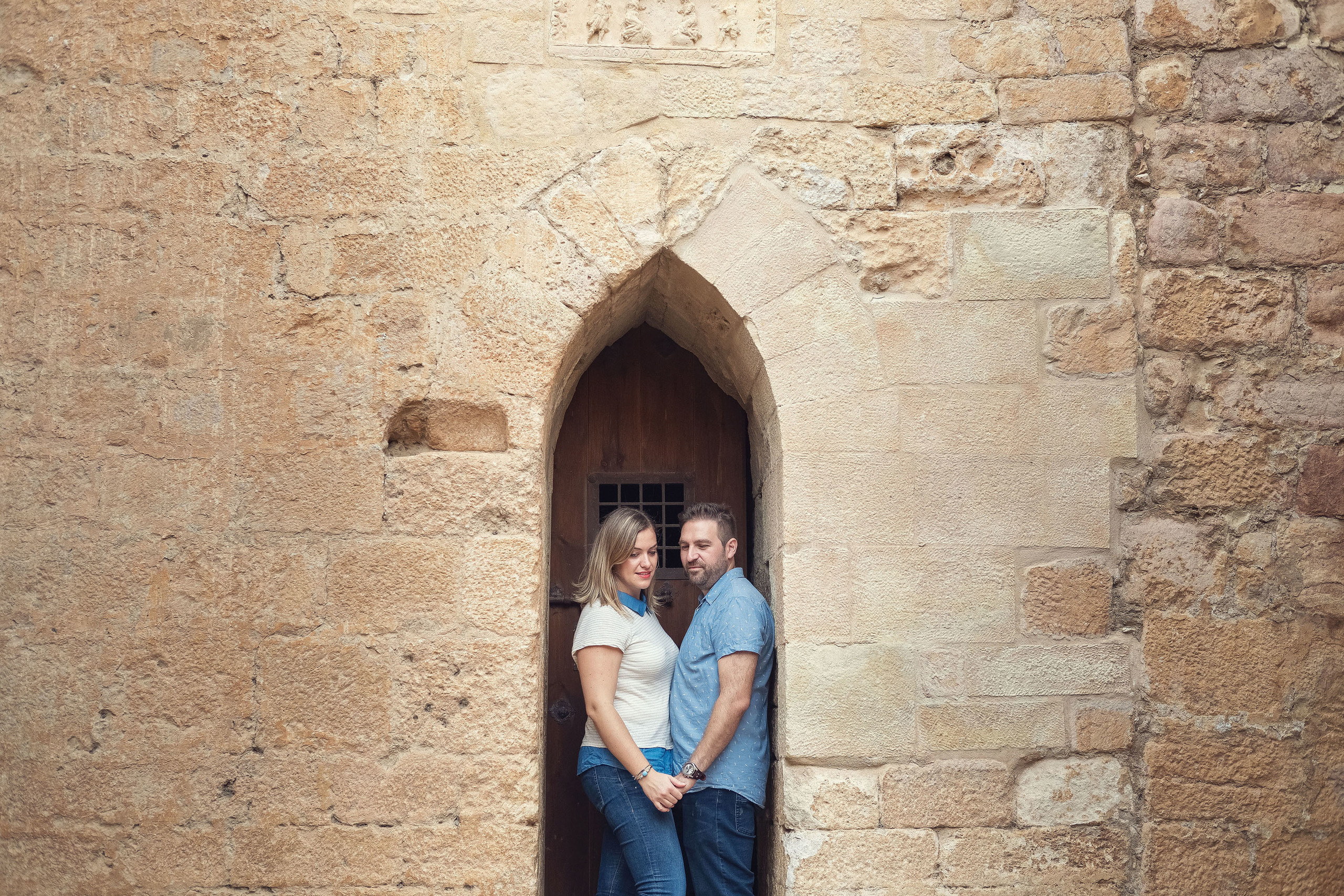 Reportaje de preboda en Alquezar de Clara y Nacho, fotografos Pirineos. PIXLOVE - Fotógrafos de bodas Huesca Pirineos Zaragoza