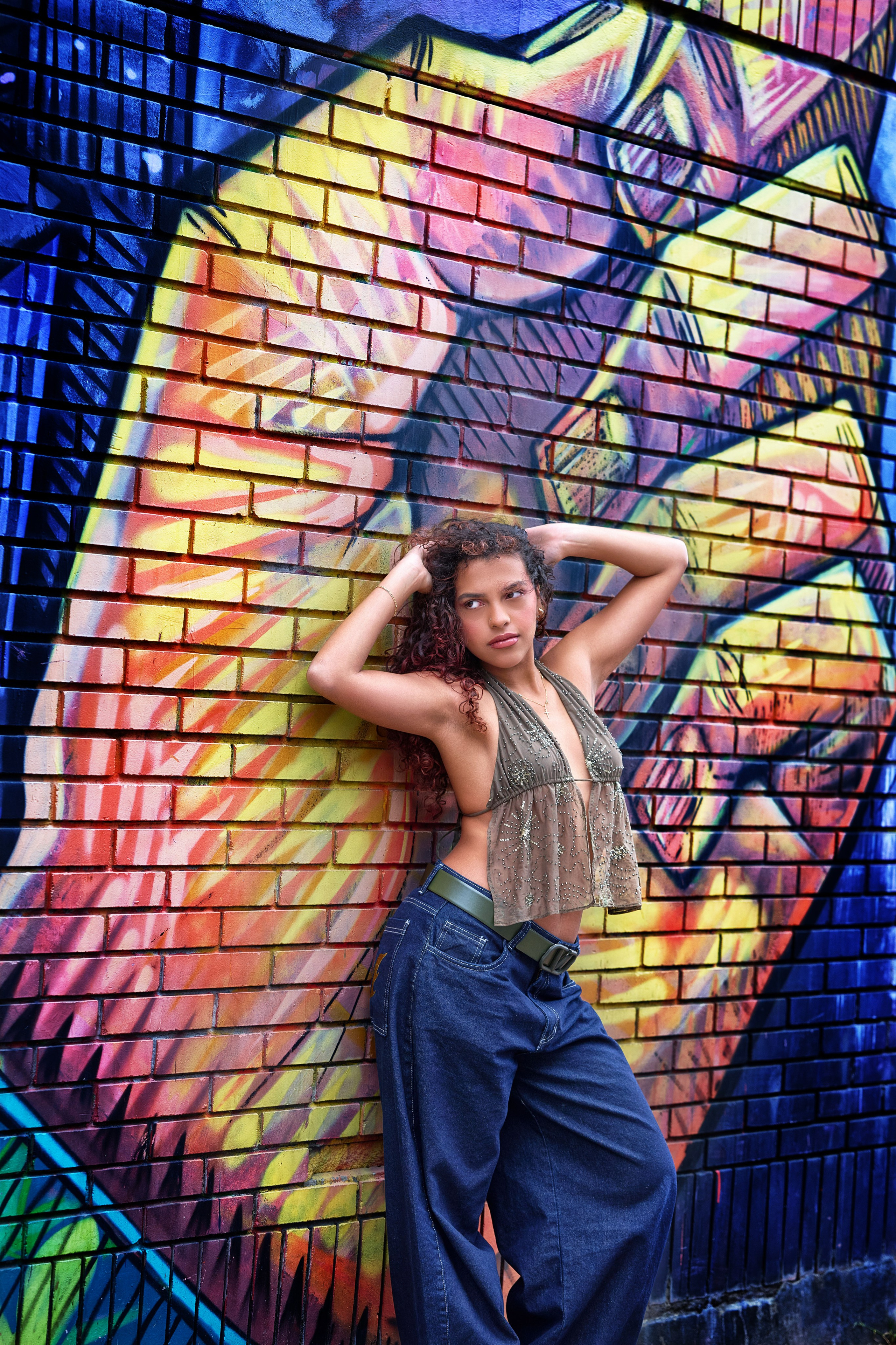 Ivanna luciendo un estilo editorial urbano para su álbum de quinceañera profesional.
