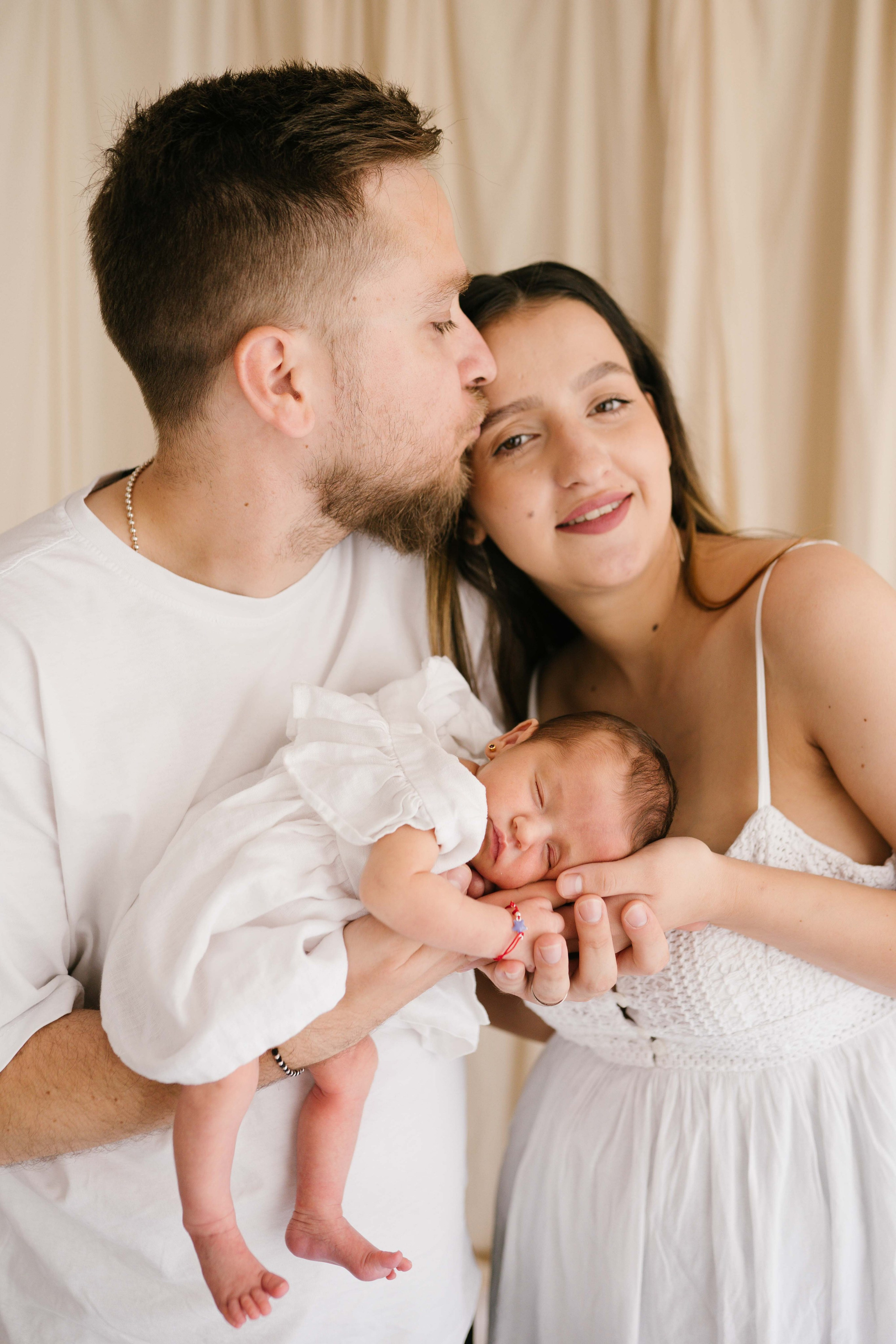Inspira sesiune foto nou-nascut. Madalina Beda- Artist vizual, fotograf, doula la nastere, consultant babywearing Brasov si in toata tara