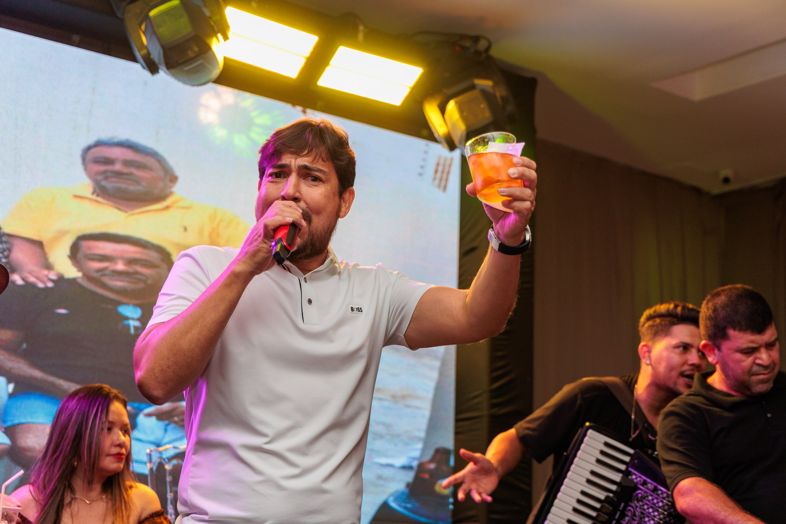 Festa de aniversário adulto, com show ao vivo em ambiente perfeito para festas