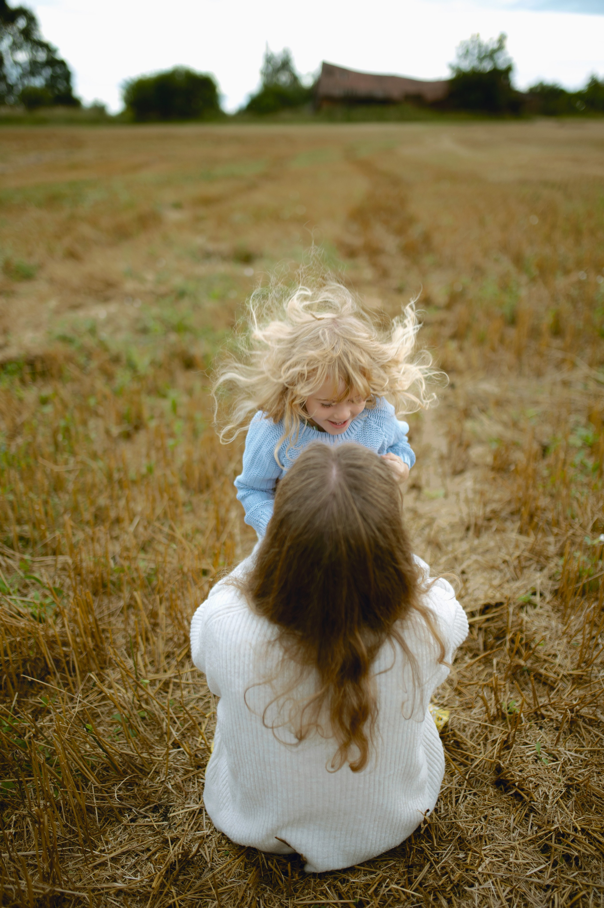 Karolina ir Mėja pievose. Vestuvių, šeimos švenčių, renginių fotografė