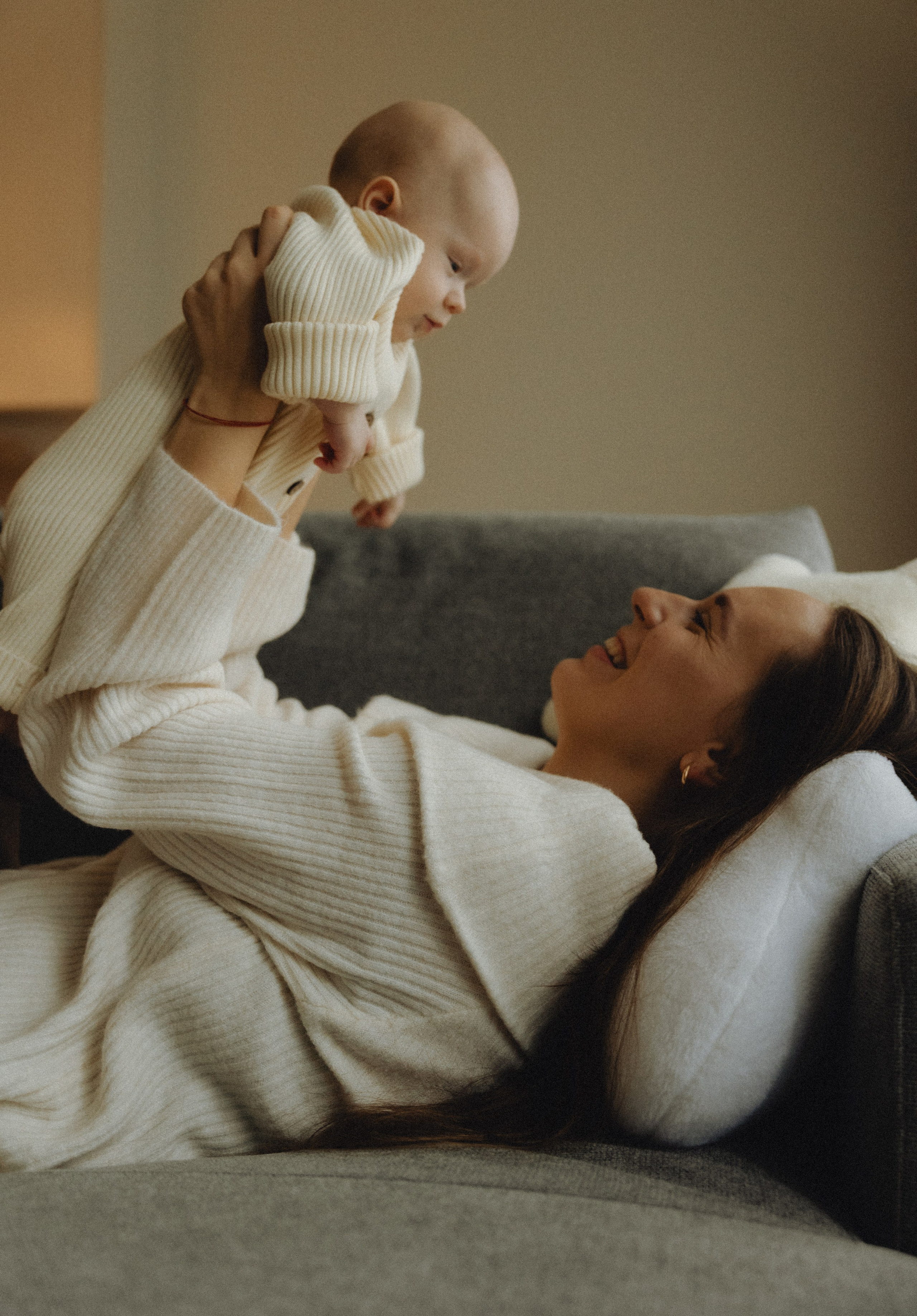 Naujagimio fotosesija namuose | 2025. Vestuvių ir šeimų fotografė Lena Bondarenko / belove photo