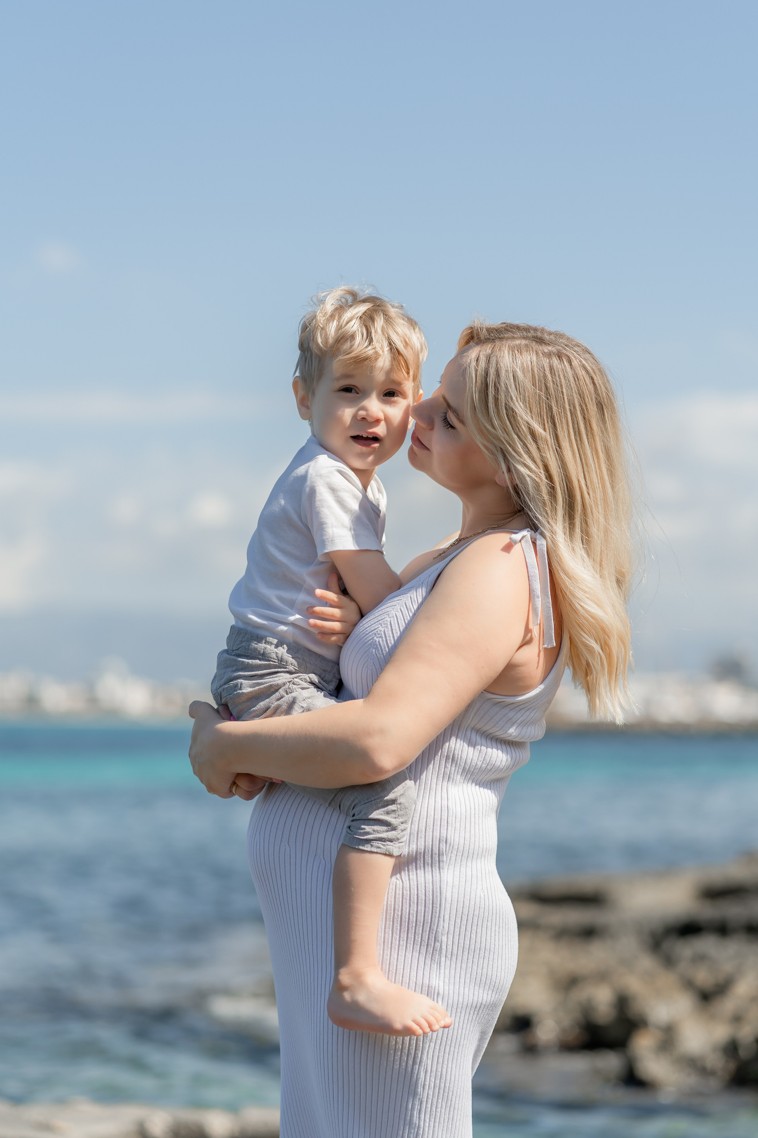 Babybauch-Shooting am Meer auf Mallorca mit Familie. Deine Fotografin auf Mallorca für Familien und Business