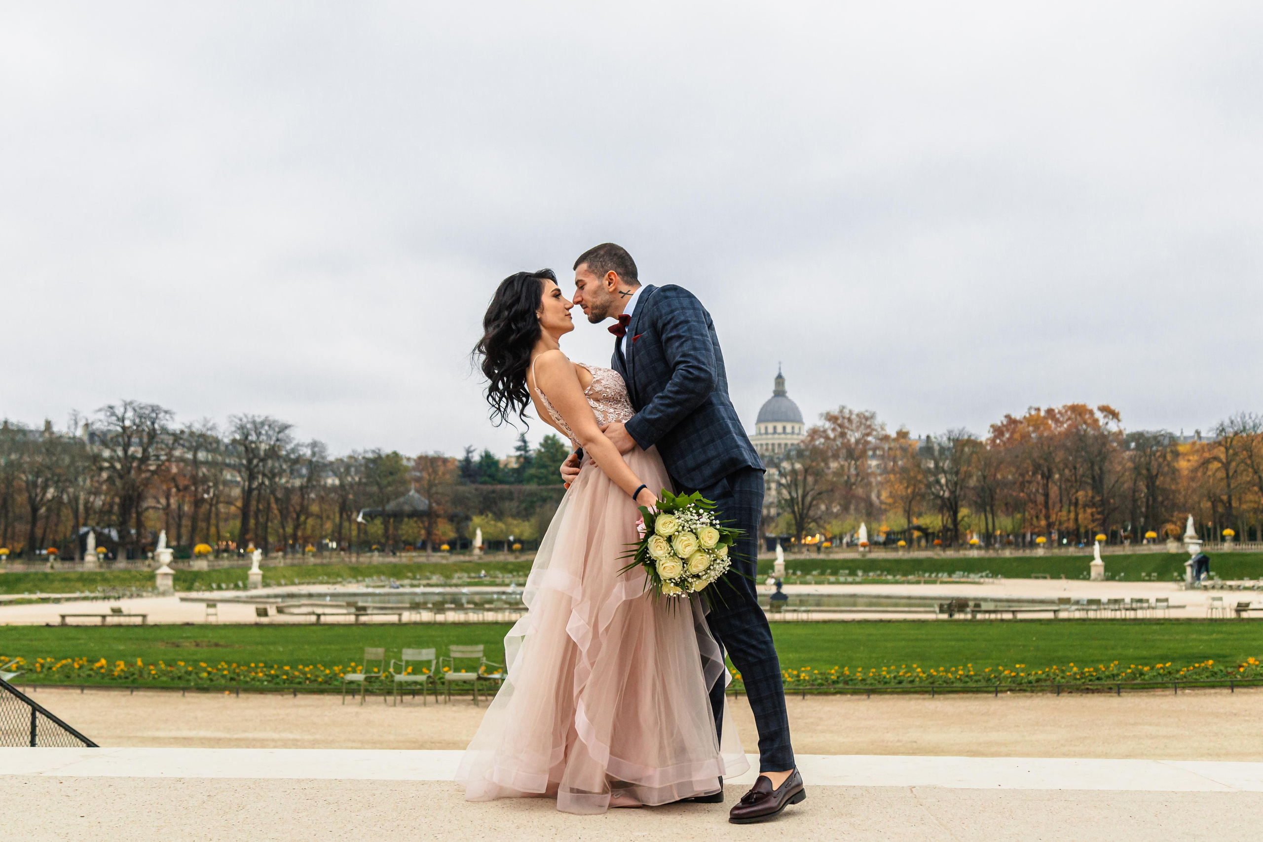 Ashot et Siranush. Photographe de voitures à Paris — Vitalii Motruk