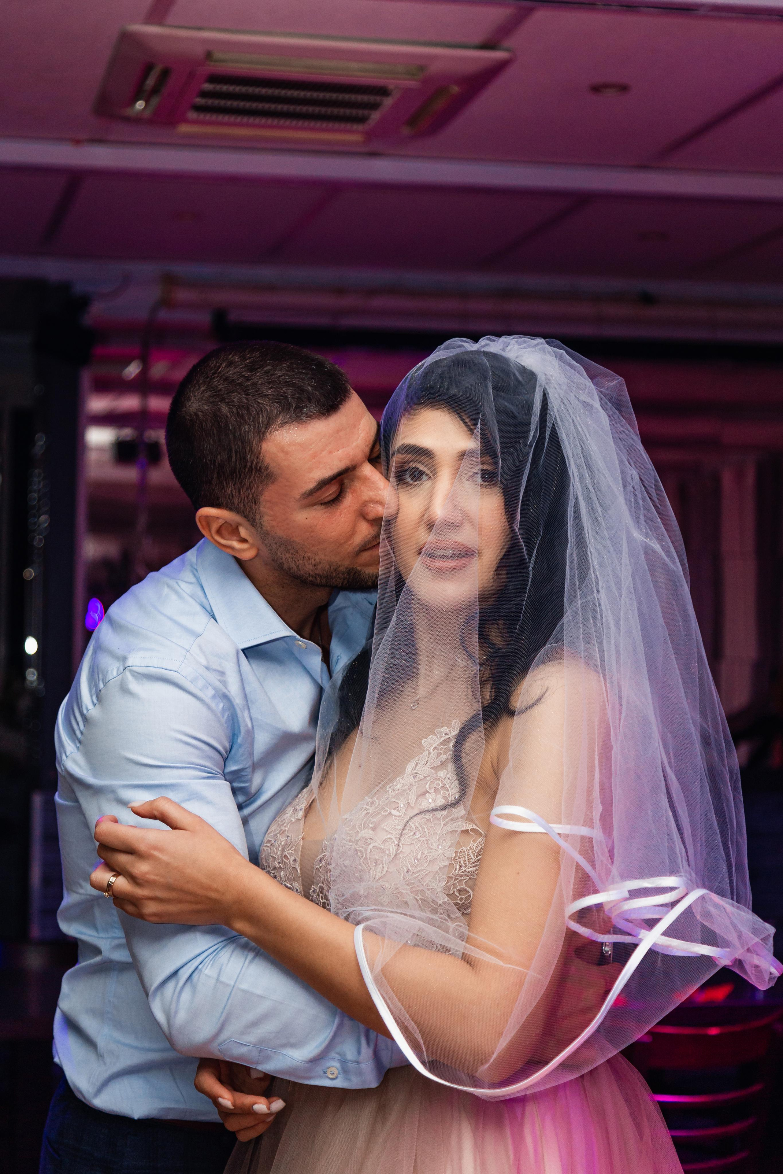 Ashot et Siranush. Photographe de voitures à Paris — Vitalii Motruk