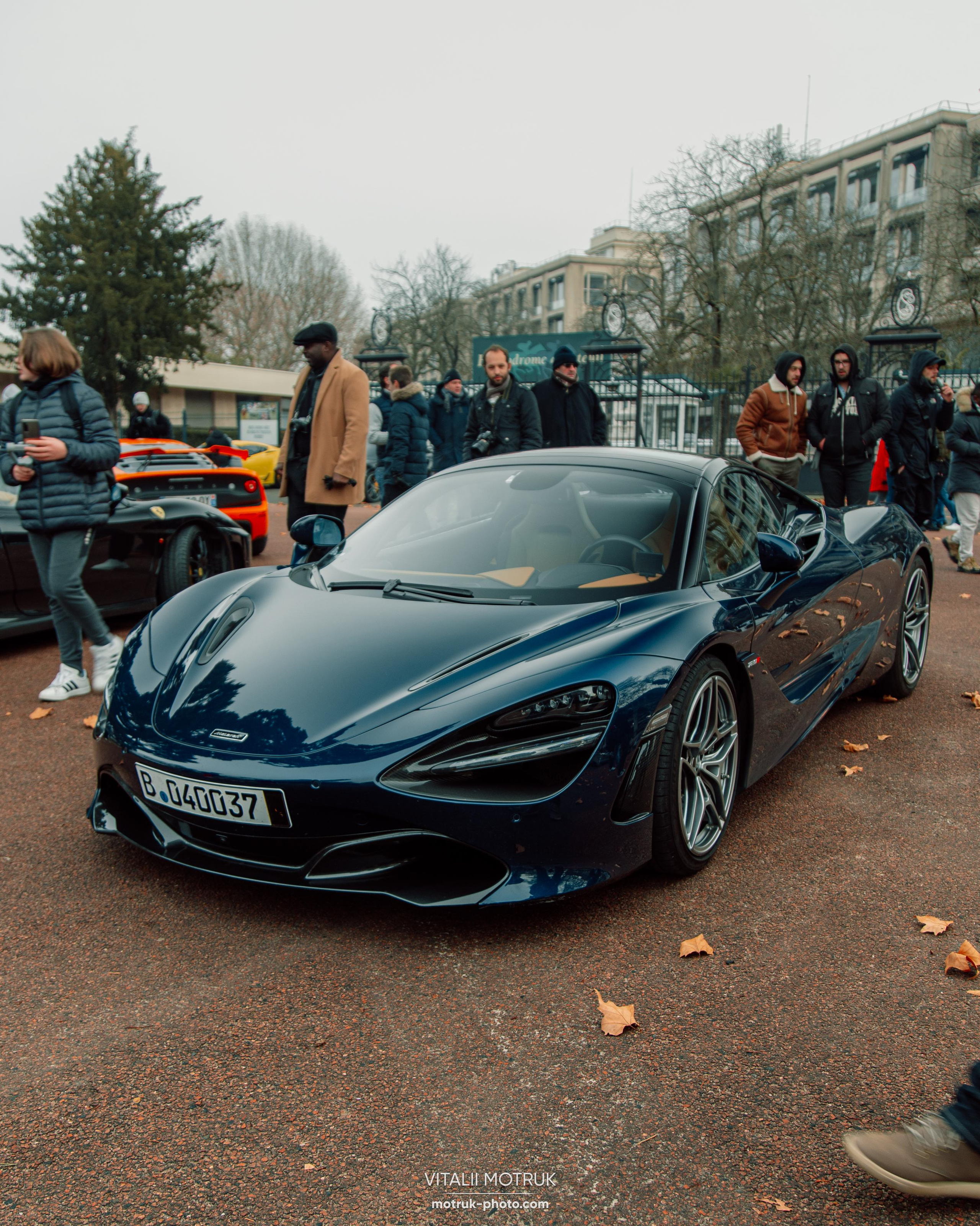Rassemblement a l’Auteuil. Photographe de voitures à Paris — Vitalii Motruk